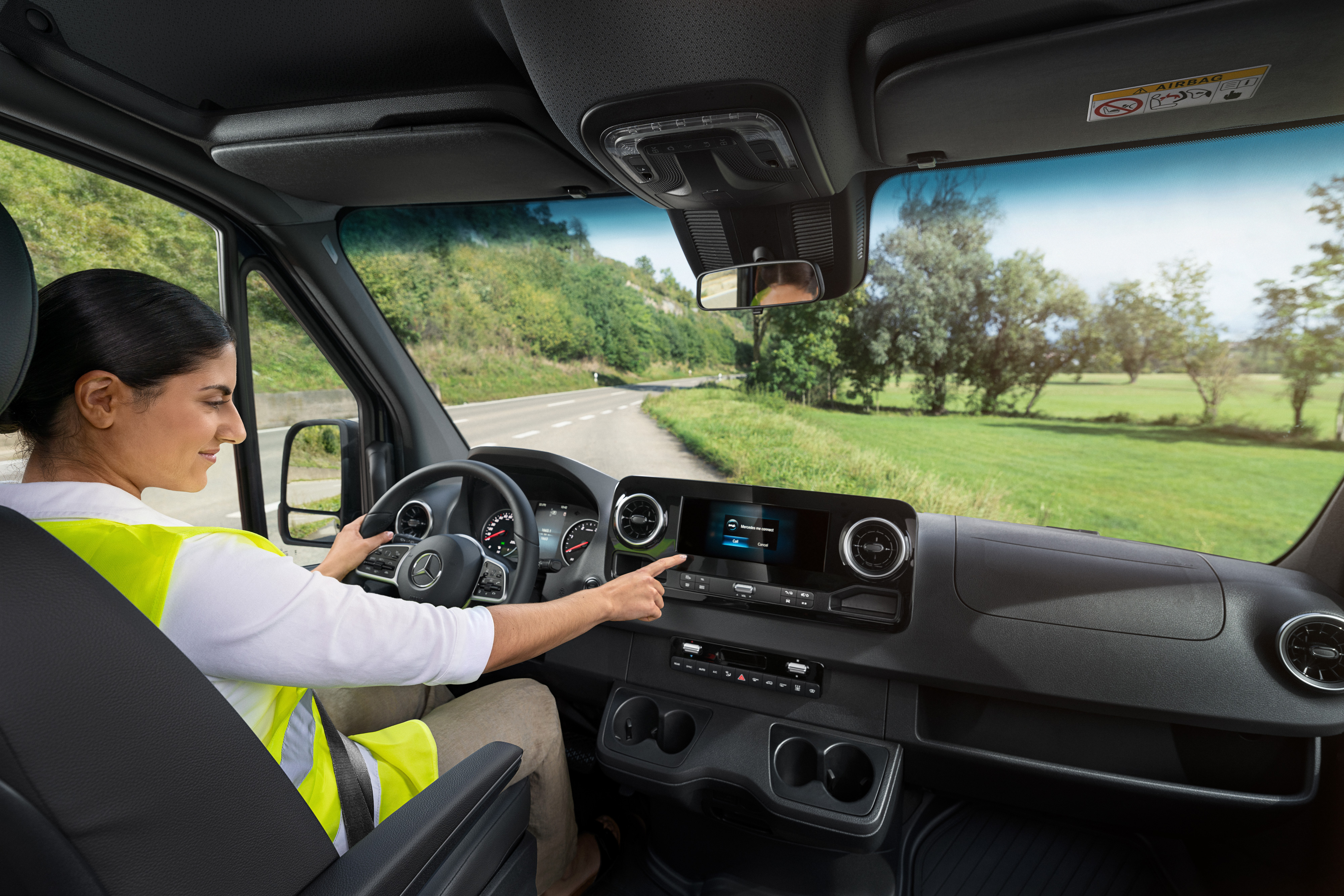 Mercedes-Benz | Komfort | MobiloVan A sofőr ellenőrzi a Mercedes-Benz kishaszongépjármű központi kijelzőjét.