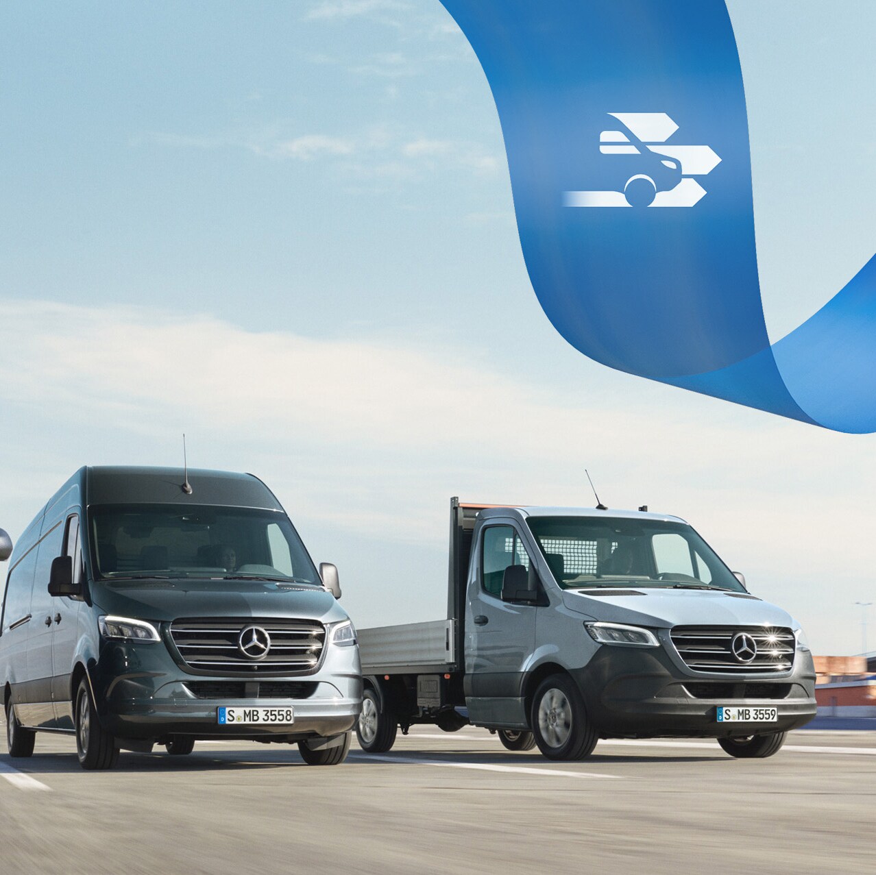 Mercedes-Benz kishaszongépjárművek az úton, a háttérben konténerekkel.