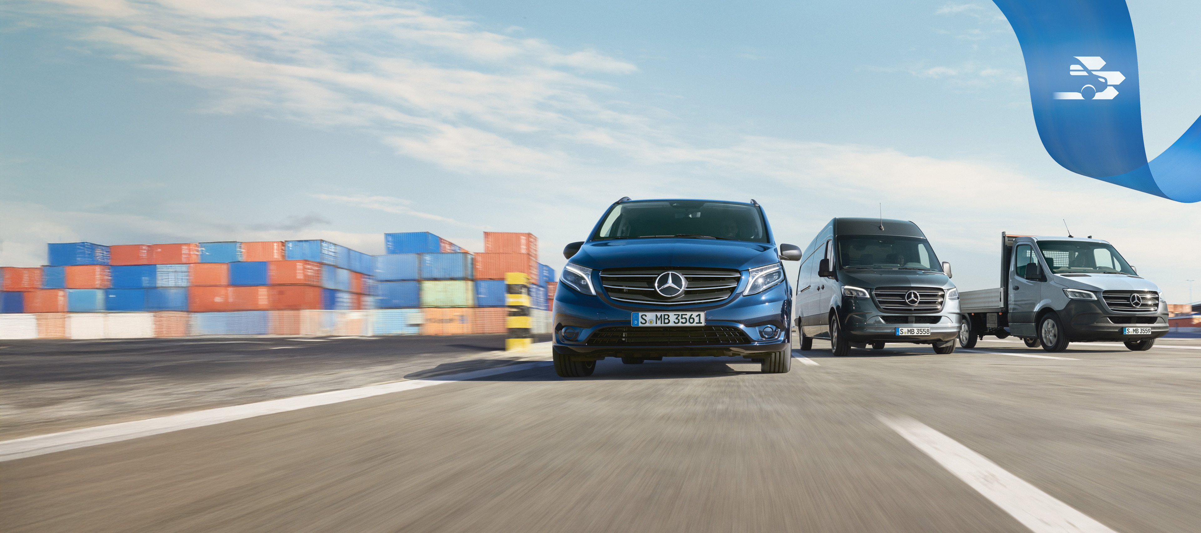 Mercedes Benz | Komfort | MobiloVan Mercedes-Benz kishaszongépjárművek az úton, a háttérben konténerekkel.