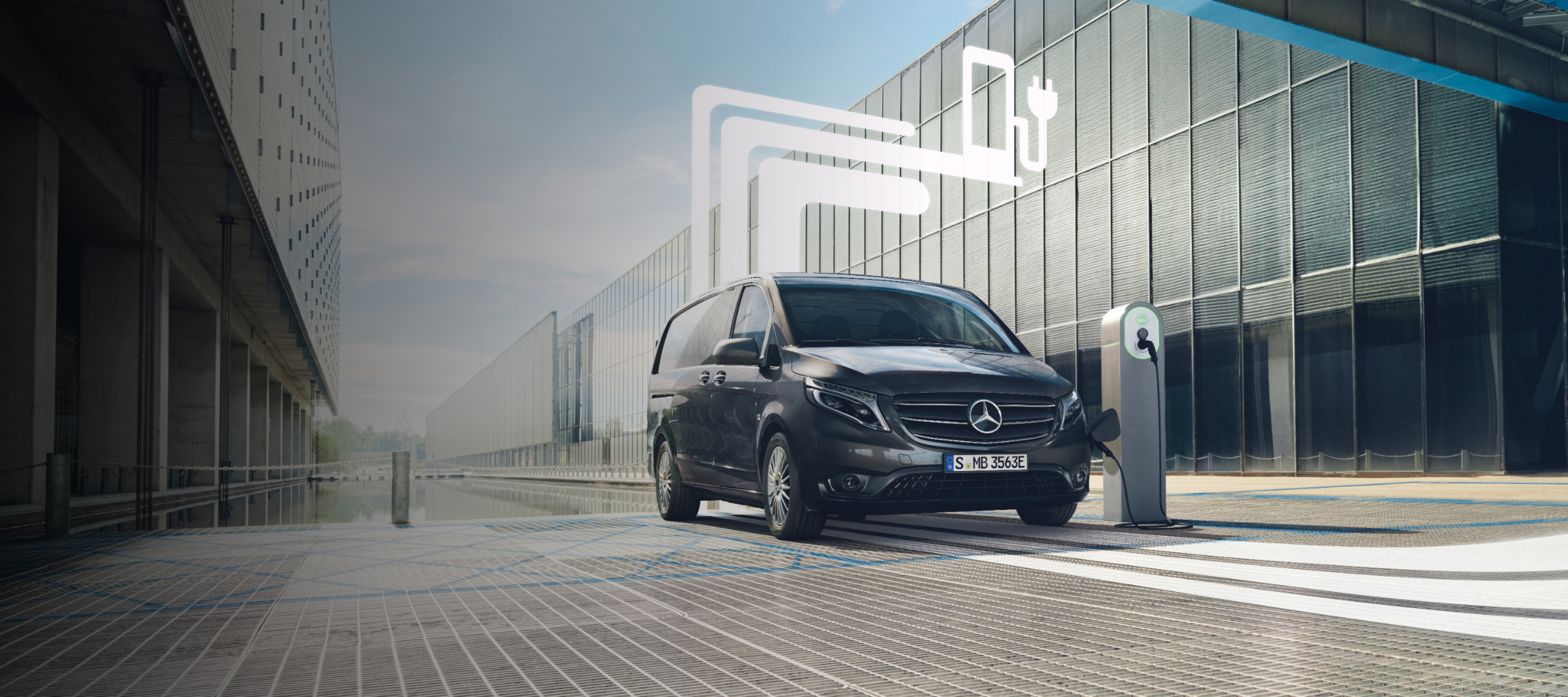 E-mobilitás| Digitális extrafelszereltségek | Mercedes-Benz Egy Mercedes-Benz transzporter a digitális extrafelszereltségeket ábrázoló grafikai elemekkel.