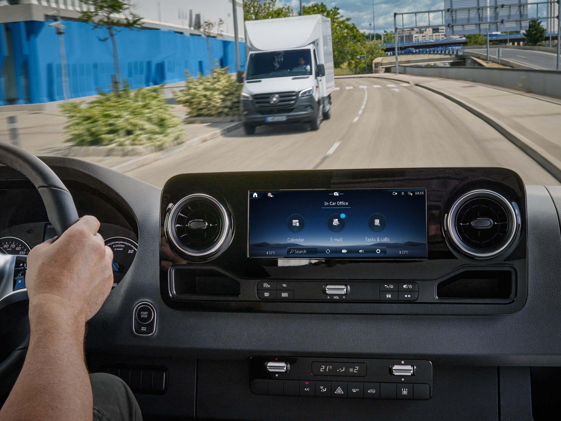 Az In-Car Office funkció az MBUX multimédia-rendszerben egy Mercedes-Benz furgonban.