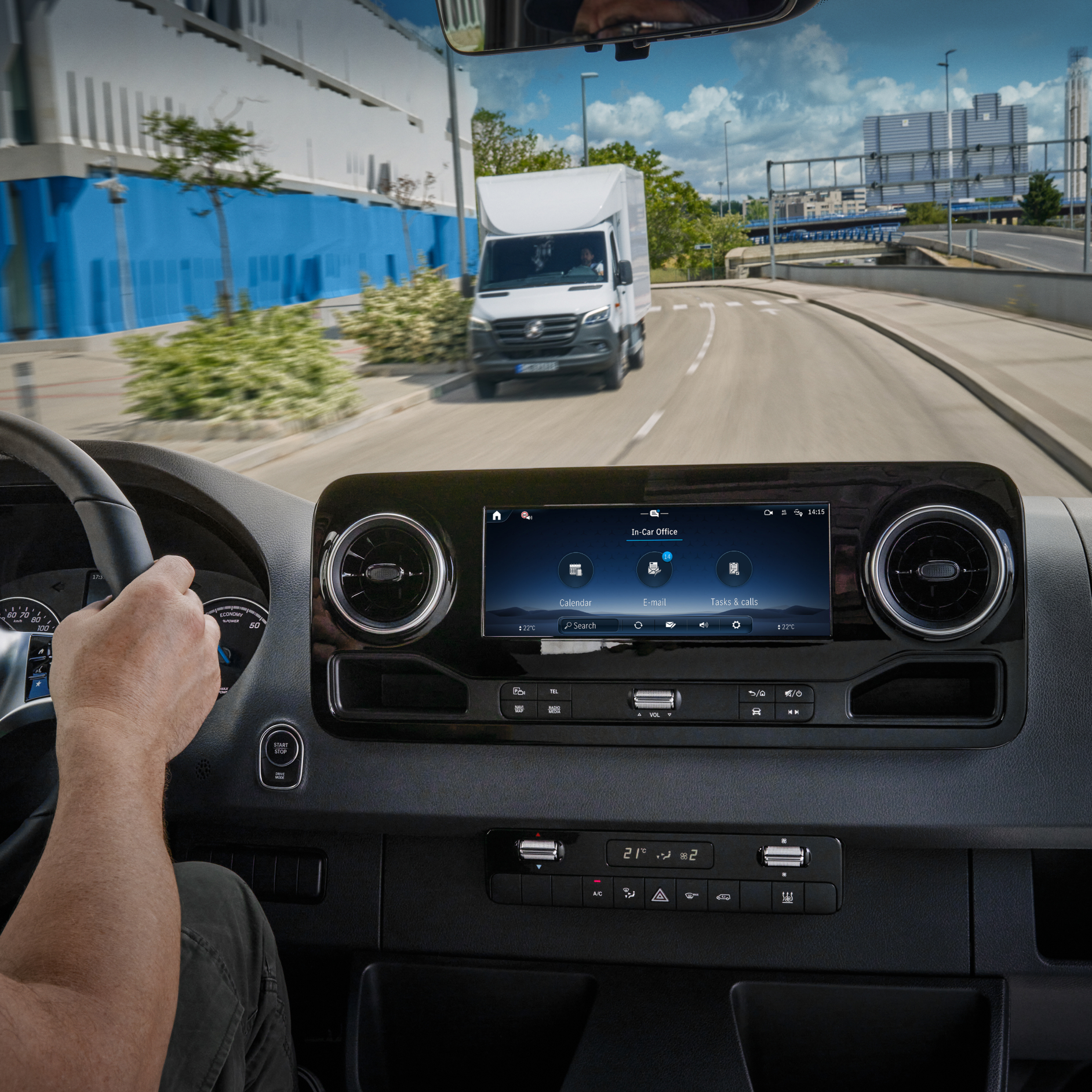 In-Car Office | Digitális extrafelszereltségek | Mercedes-Benz Az In-Car Office funkció az MBUX multimédia-rendszerben egy Mercedes-Benz furgonban.