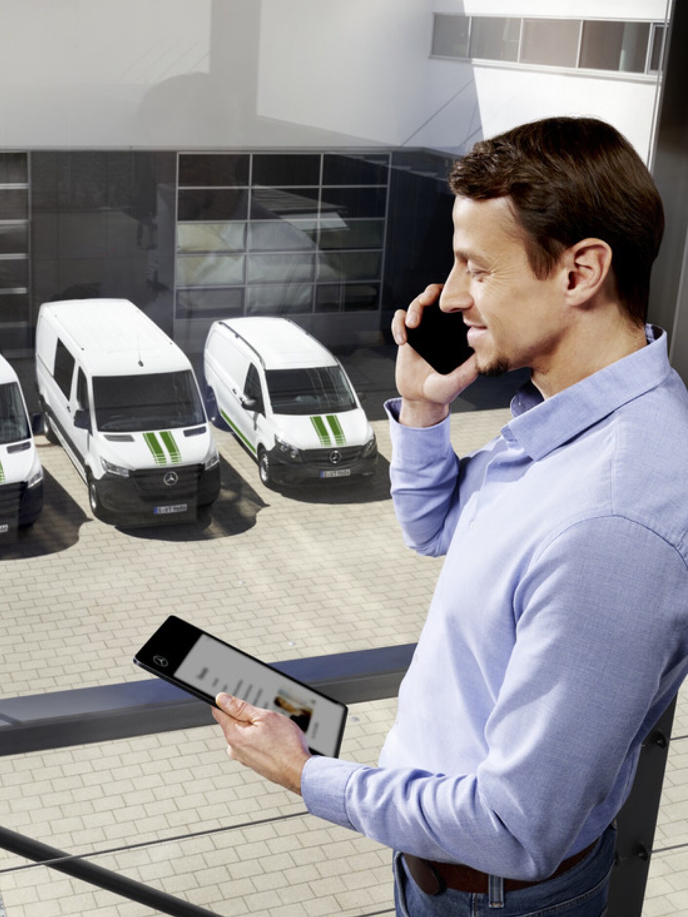 Járműmenedzsment a Mercedes-Benz Van Uptime segítségével, a háttérben három Mercedes-Benz transzporterrel.