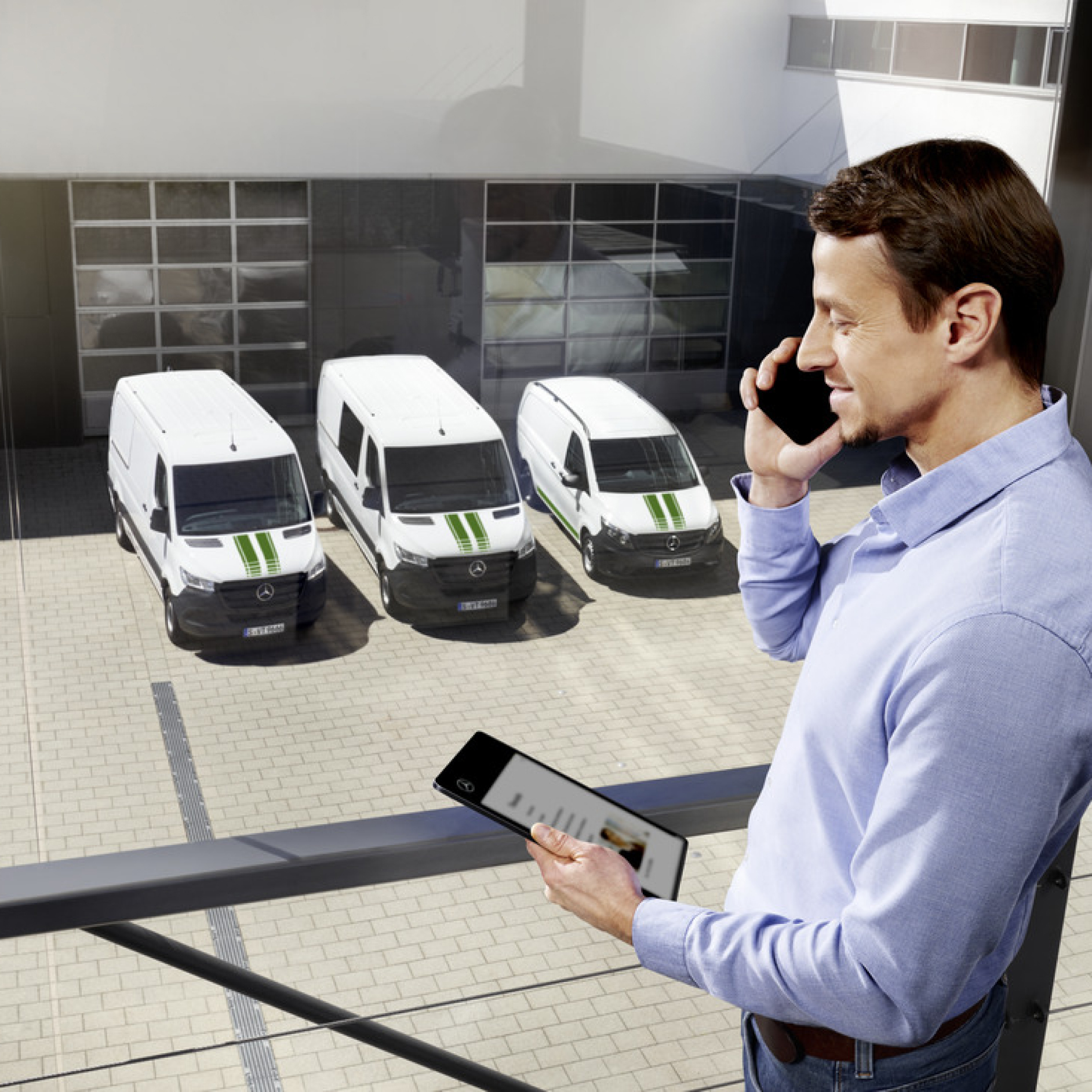 Van Uptime | Digitális extrafelszereltségek | Mercedes-Benz Járműmenedzsment a Mercedes-Benz Van Uptime segítségével, a háttérben három Mercedes-Benz transzporterrel.