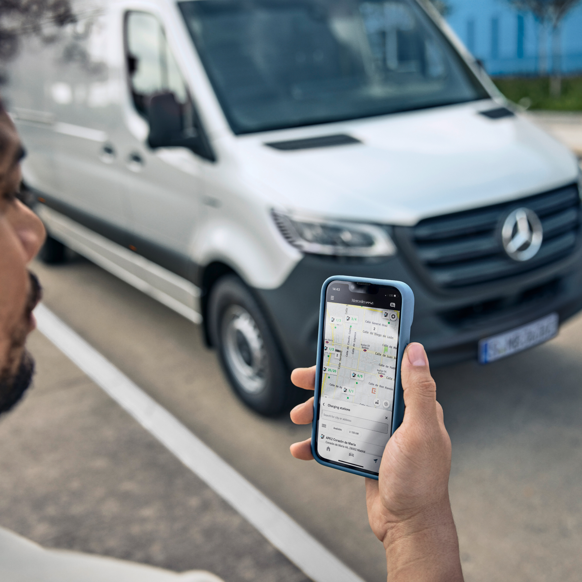 Business customers | Digital Extras | Mercedes-Benz A person is holding a smartphone which displays Digital Extras services.