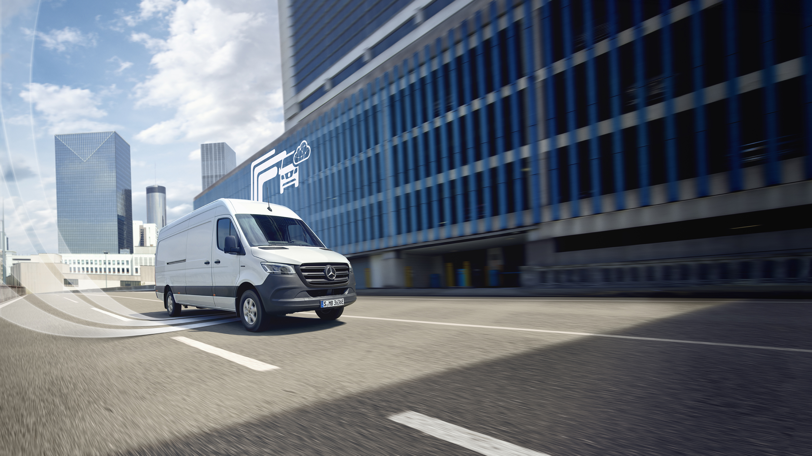 Digitális extrafelszereltségek | Mercedes-Benz Egy Mercedes-Benz transzporter a digitális extrafelszereltségeket ábrázoló grafikai elemekkel.