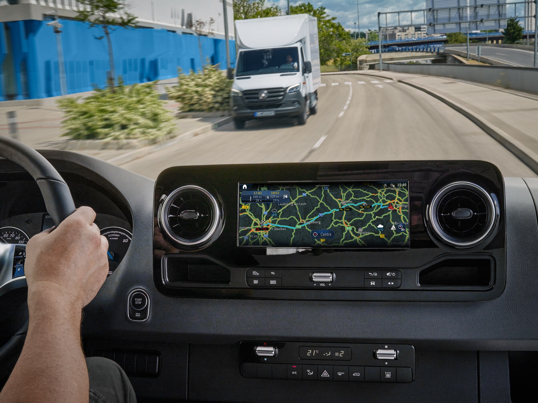 A valós idejű forgalmi információk digitális extrafelszereltség a Mercedes-Benz-től az MBUX multimédia-rendszerben.