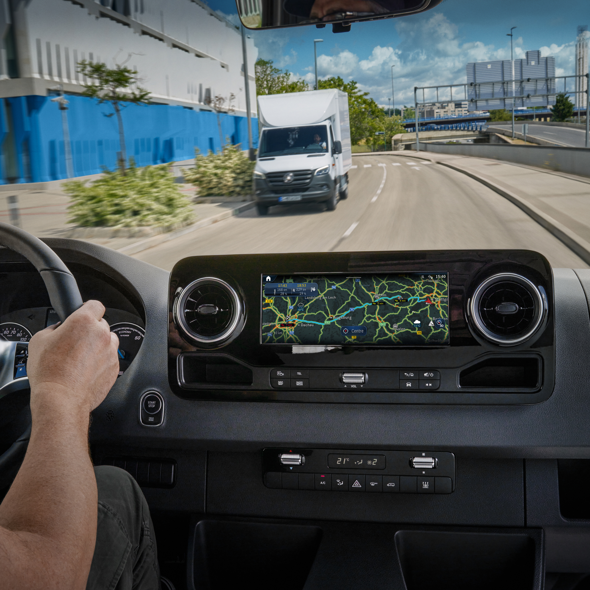 Valós idejű forgalmi információk | Digitális extrafelszereltségek | Mercedes-Benz A valós idejű forgalmi információk digitális extrafelszereltség a Mercedes-Benz-től az MBUX multimédia-rendszerben.