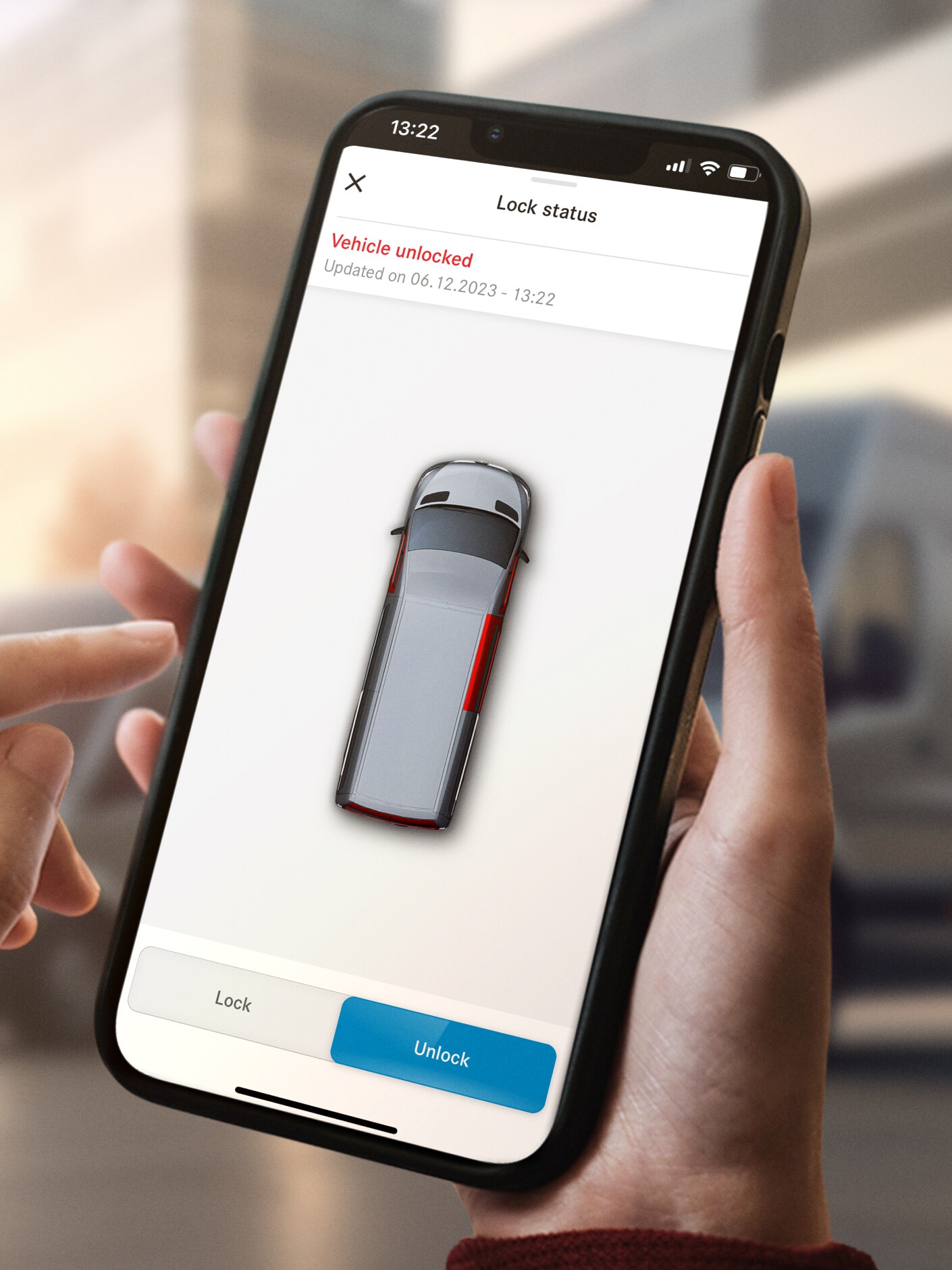 A távoli ajtózárás és -nyitás funkció egy okostelefonon.