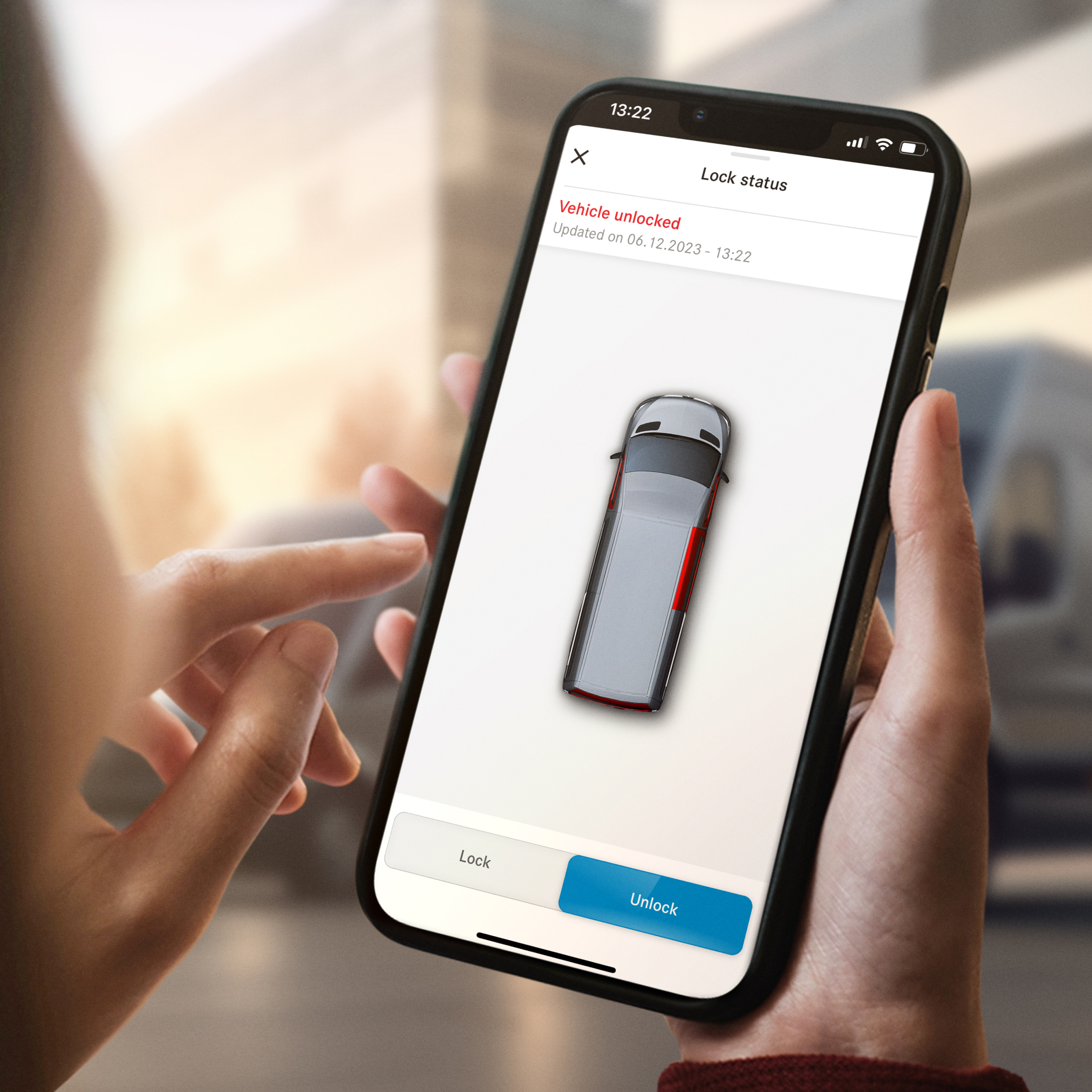 Távoli ajtózárás és -nyitás | Digitális extrafelszereltségek | Mercedes-Benz A távoli ajtózárás és -nyitás funkció egy okostelefonon.