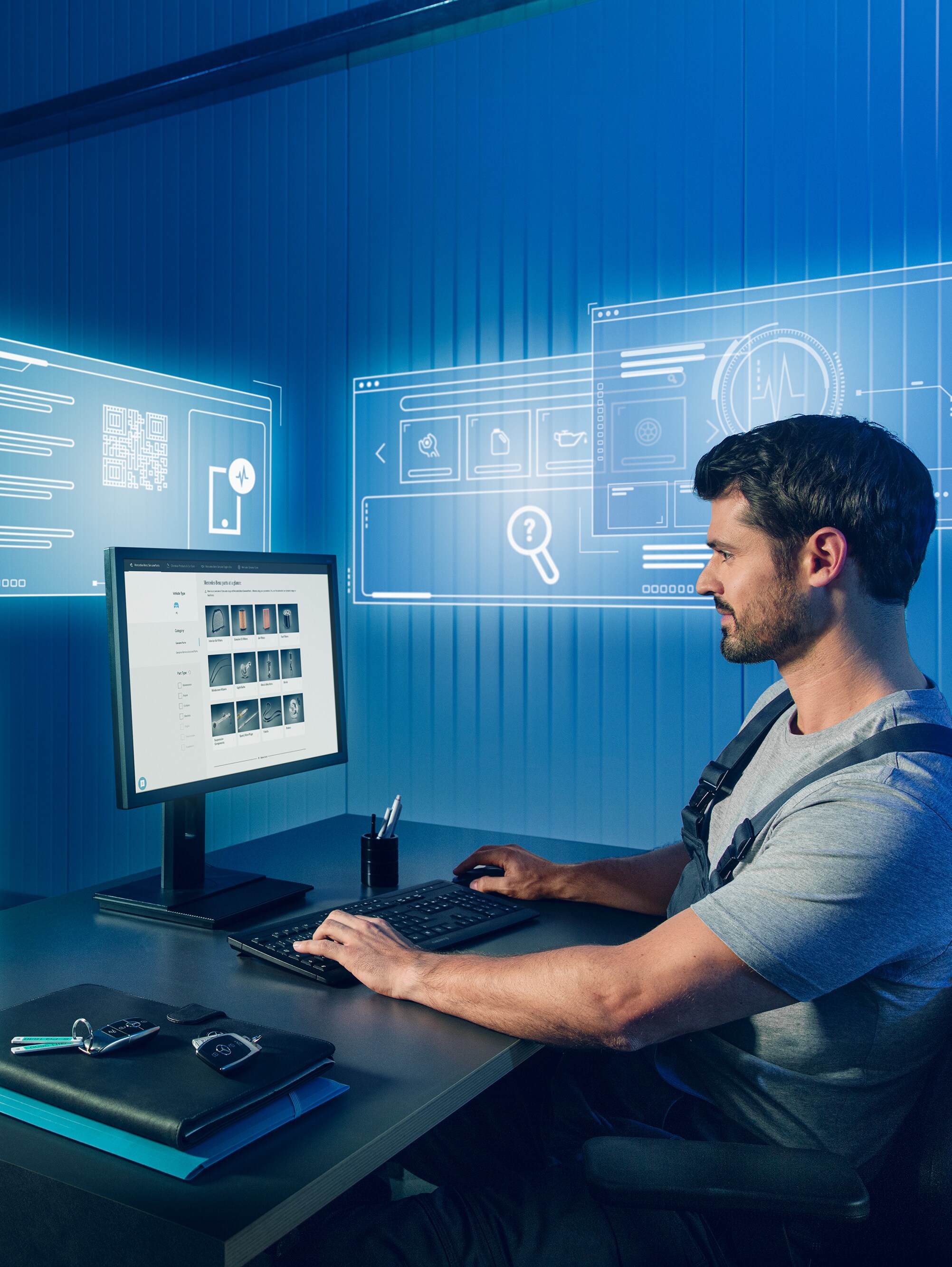 A szerelő a Mercedes alkatrészkatalógusában a számítógépen keresi a megfelelő Mercedes-Benz Eredeti Alkatrészeket.