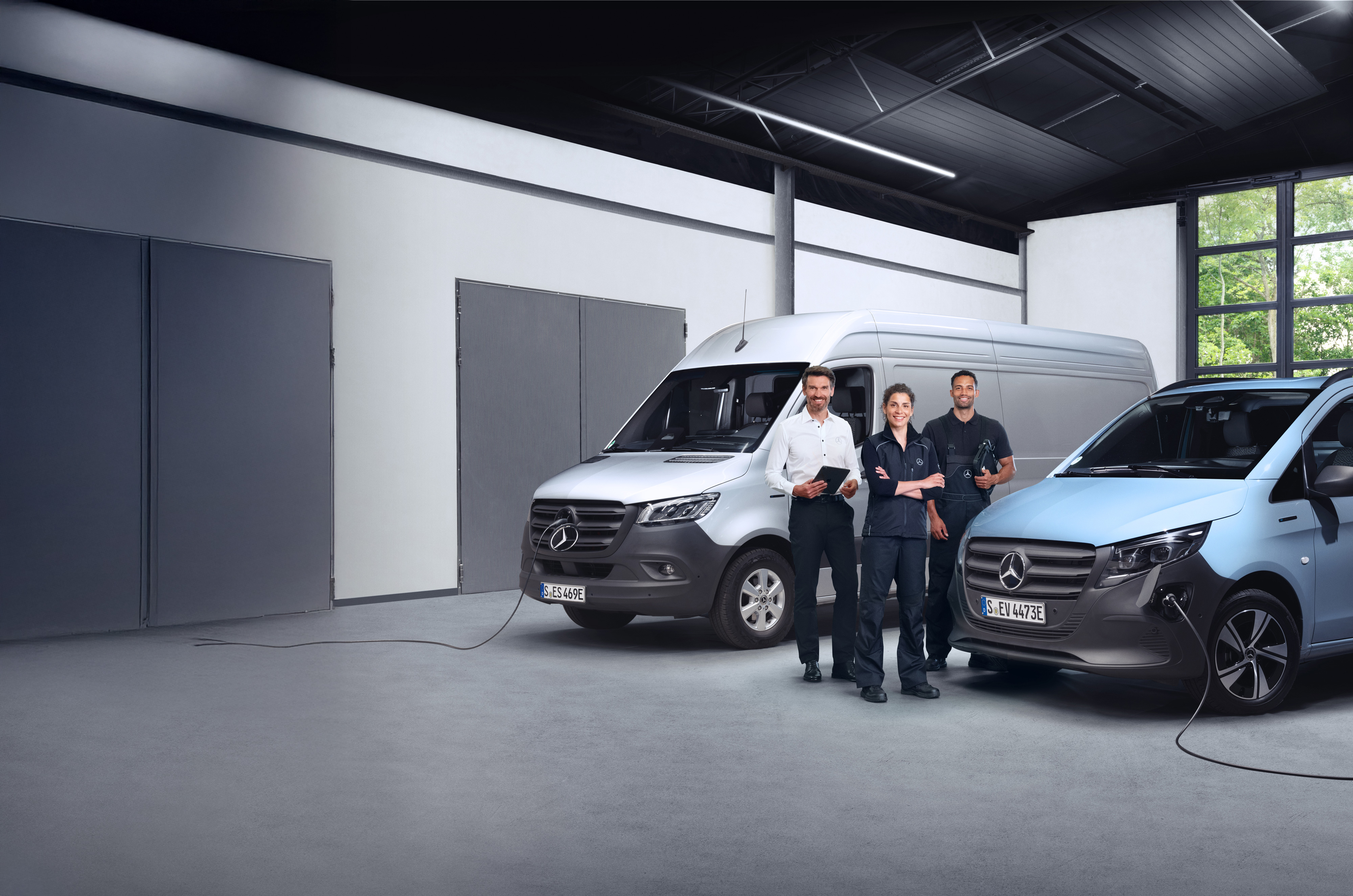 Mercedes-Benz | Kishaszongépjármű minőség Három alkalmazott a minőséget szimbolizáló Mercedes-Benz kishaszongépjárművek előtt.