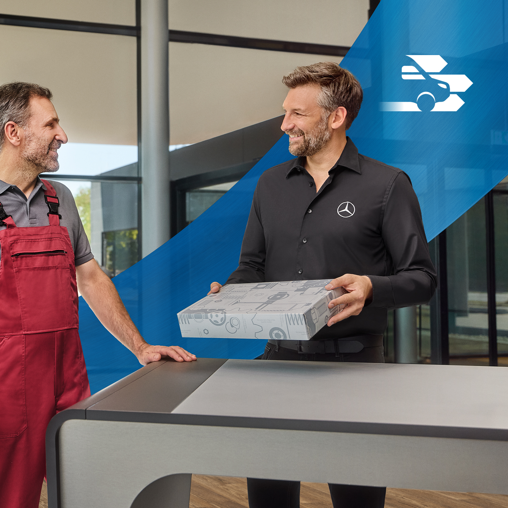 Mercedes-Benz | Kishaszongépjármű minőség A Mercedes-Benz alkatrész és tartozék specialista beszélget egy másik munkatárssal a minőségi előírásokról.