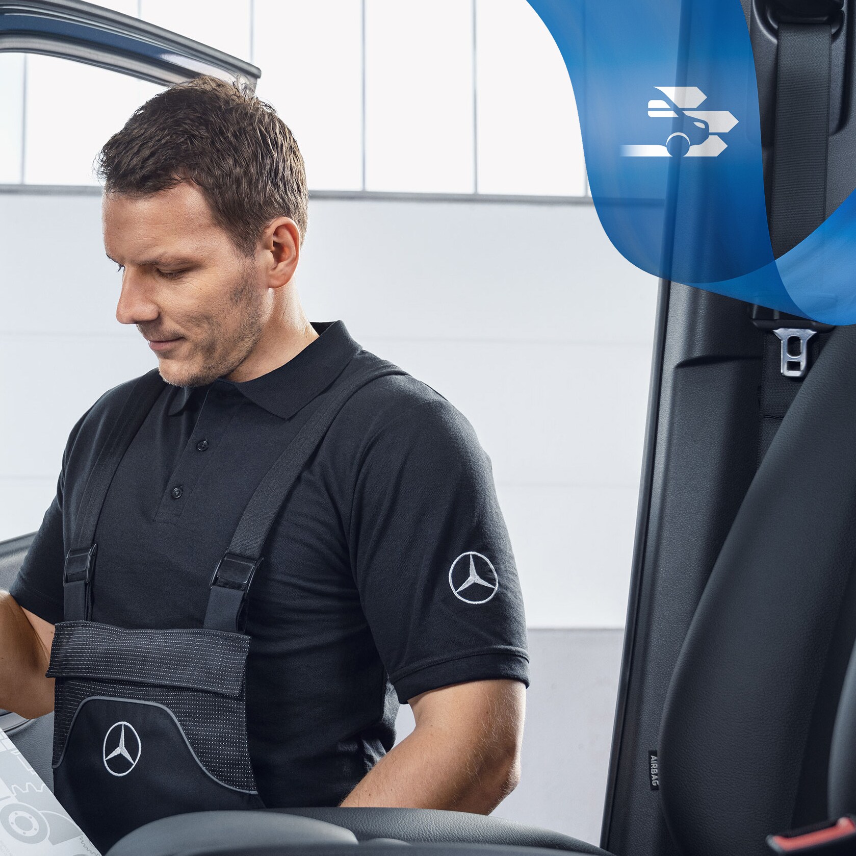 Egy szerelő ellenőrzi a Mercedes-Benz Eredeti Alkatrészeket a kishaszongépjárműben.