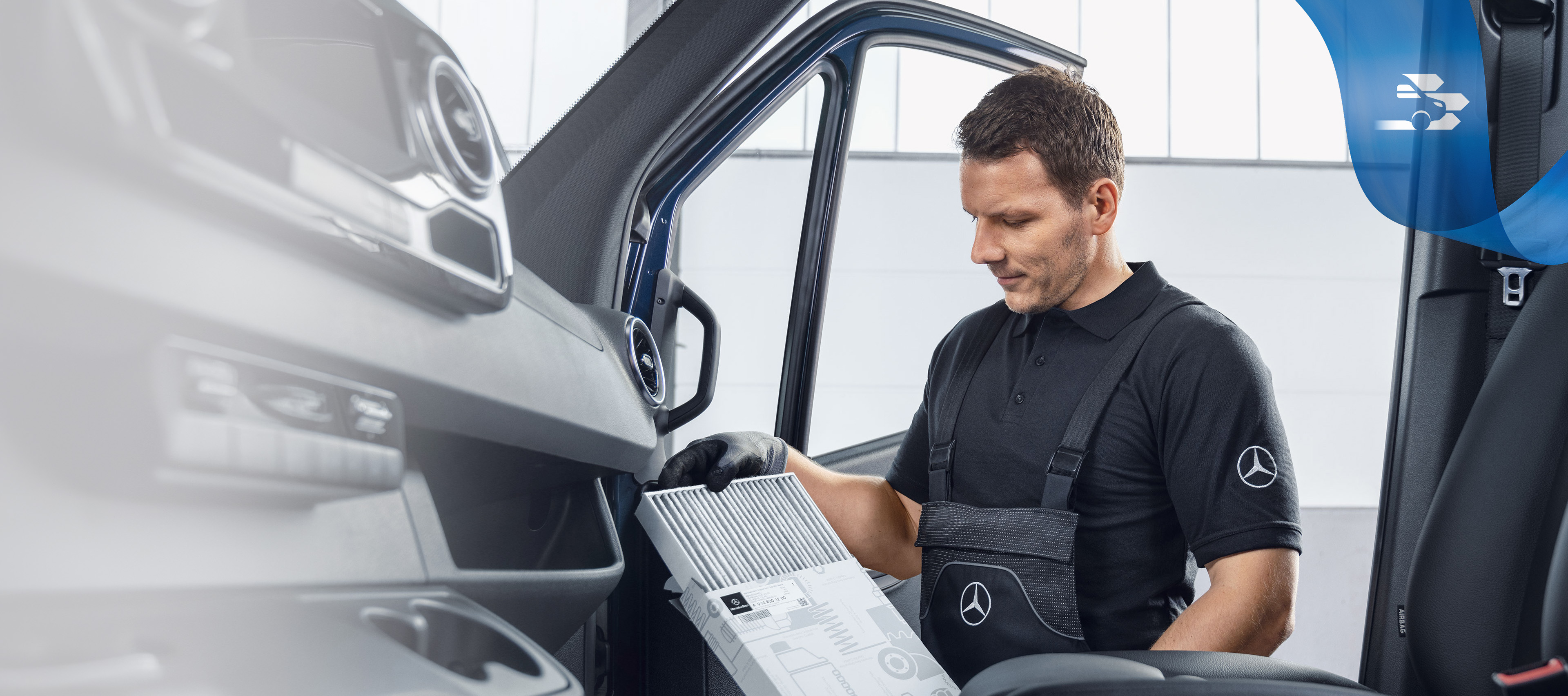 Mercedes-Benz | Kishaszongépjármű Eredeti Alkatrészek Egy szerelő ellenőrzi a Mercedes-Benz Eredeti Alkatrészeket a kishaszongépjárműben.