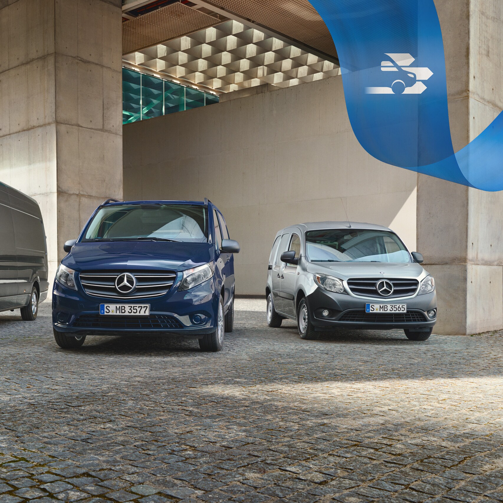 Három Mercedes-Benz kishaszongépjármű, amelyek az új gépjárművek garanciáját és a gondtalan gyártói garanciát szimbolizálják.