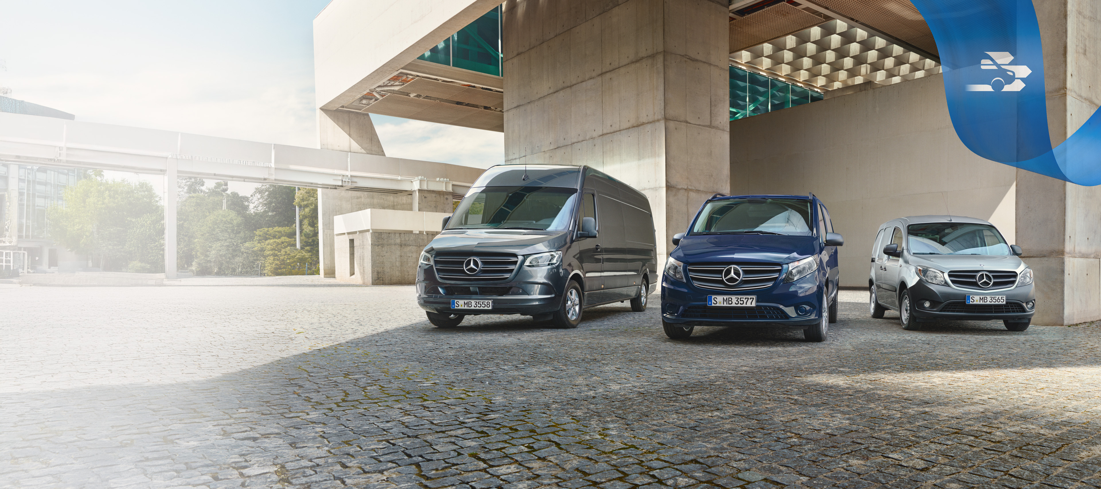 Mercedes-Benz | Transzporterek minőségi garanciája Három Mercedes-Benz kishaszongépjármű, amelyek az új gépjárművek garanciáját és a gondtalan gyártói garanciát szimbolizálják.