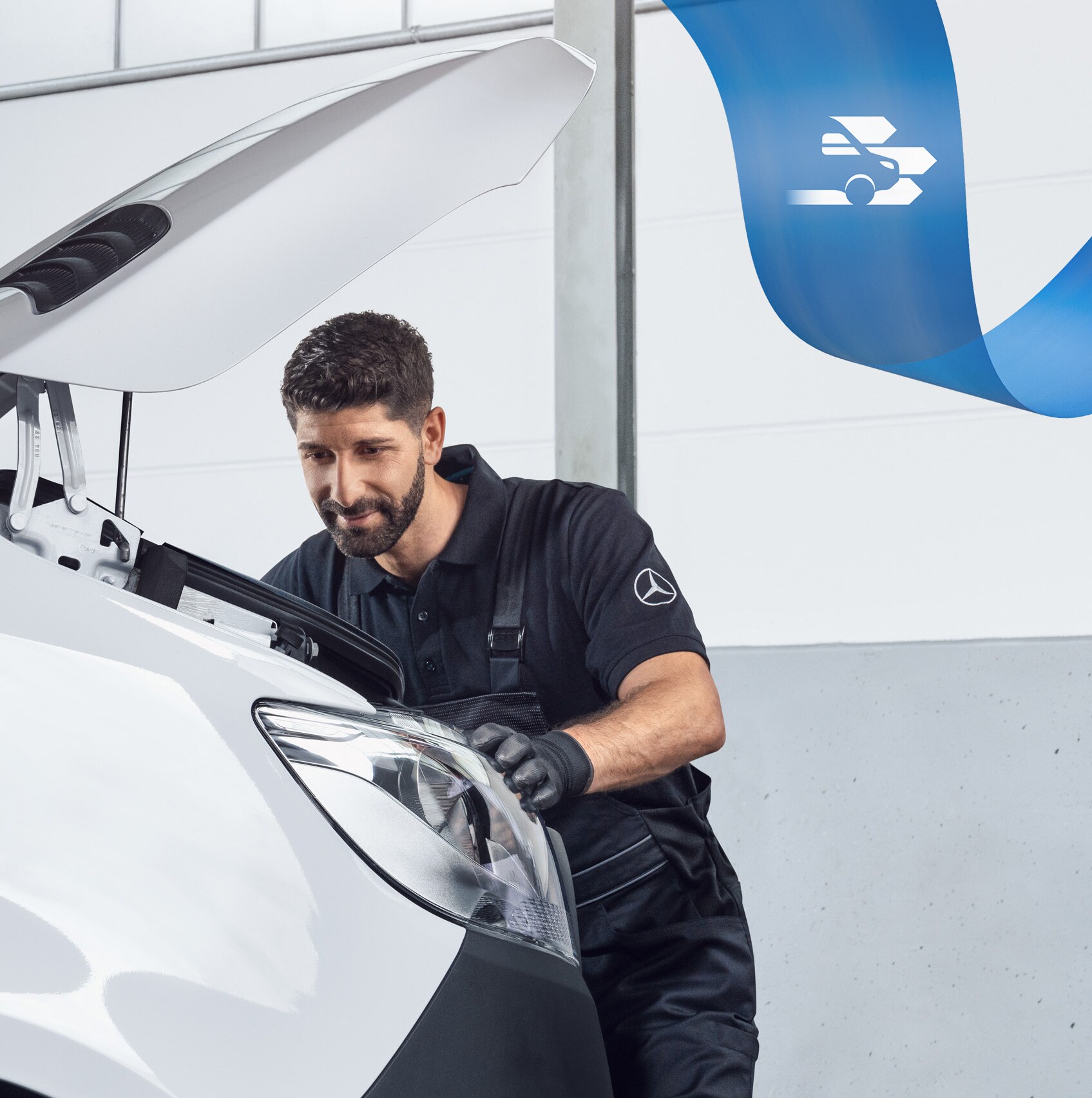 Mercedes-Benz szakember dolgozik egy kishaszongépjárművön speciális szerszámokkal a javítás optimális megkönnyítése érdekében.