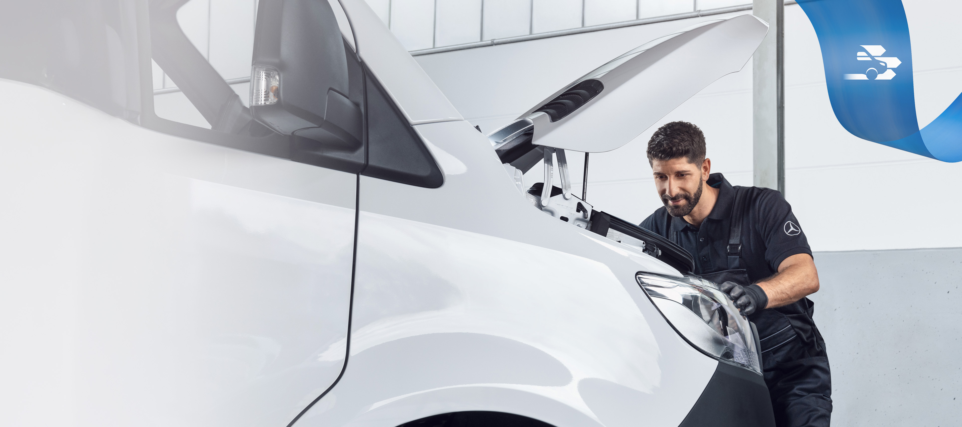 Mercedes-Benz | Kishaszongépjárművek garanciája Mercedes-Benz szakember dolgozik egy kishaszongépjárművön speciális szerszámokkal a javítás optimális megkönnyítése érdekében.