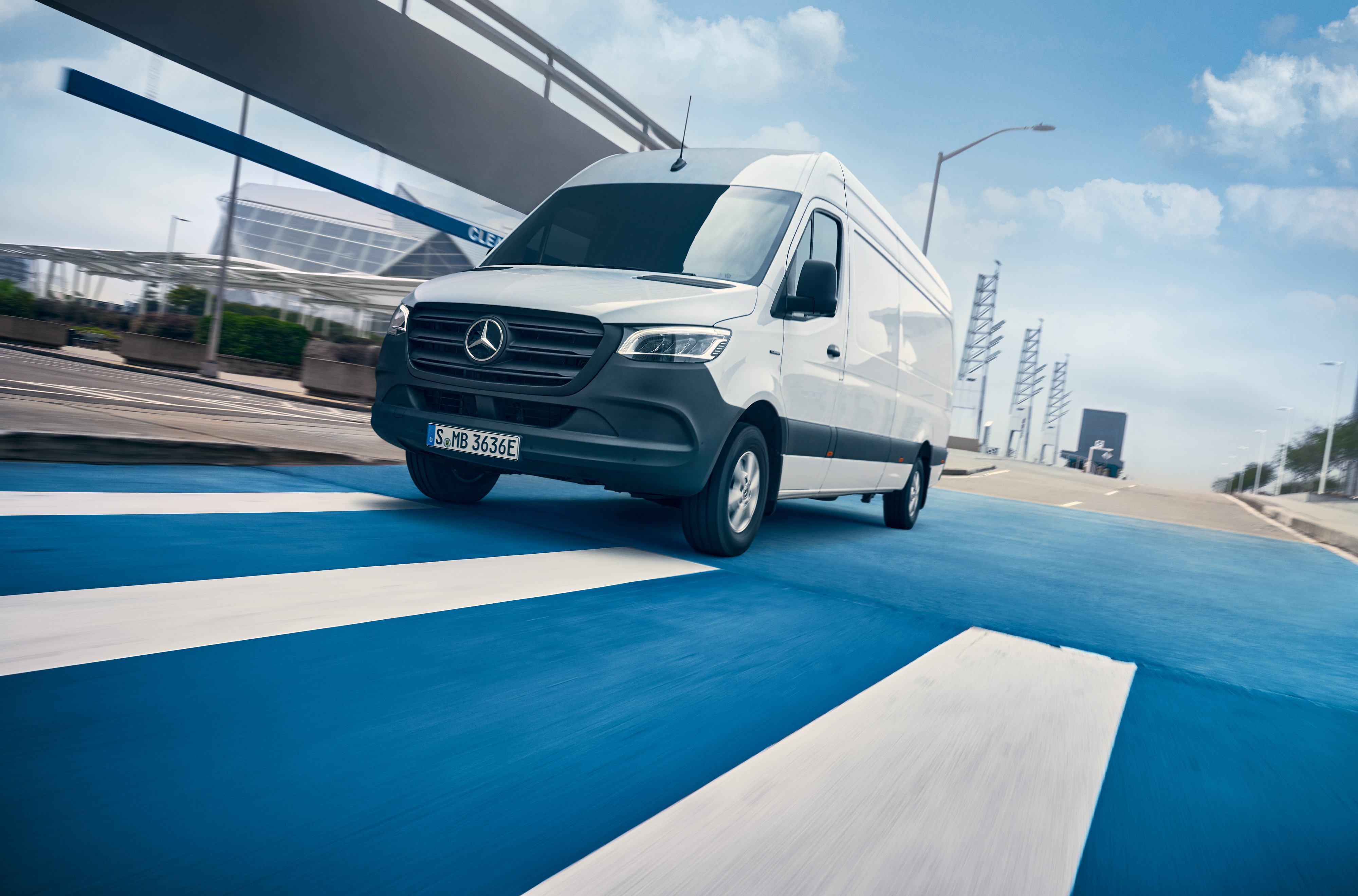 Mercedes-Benz | Szervizszerződések kishaszongépjárművekhez | Karbantartási csomag Egy fehér Mercedes-Benz Sprinter halad a városon átvezető úton.