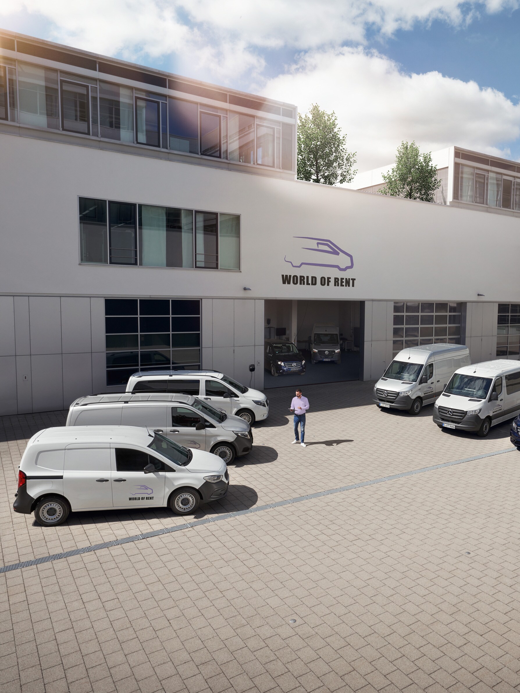 Mercedes-Benz kishaszongépjárművek flottája egy cégépület előtt.