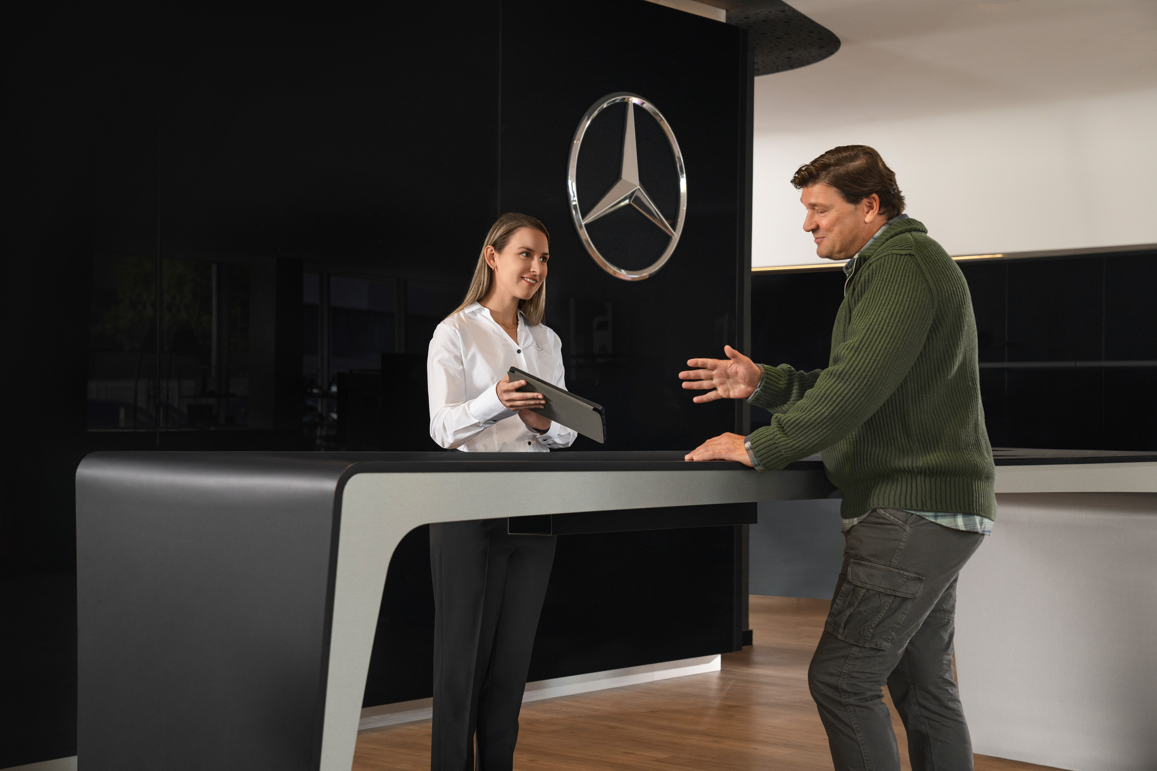 Mercedes-Benz | Elektromos jármű szolgáltatás | Konzultáció A Mercedes-Benz tanácsadója személyre szabott információkat nyújt az ügyfeleknek.