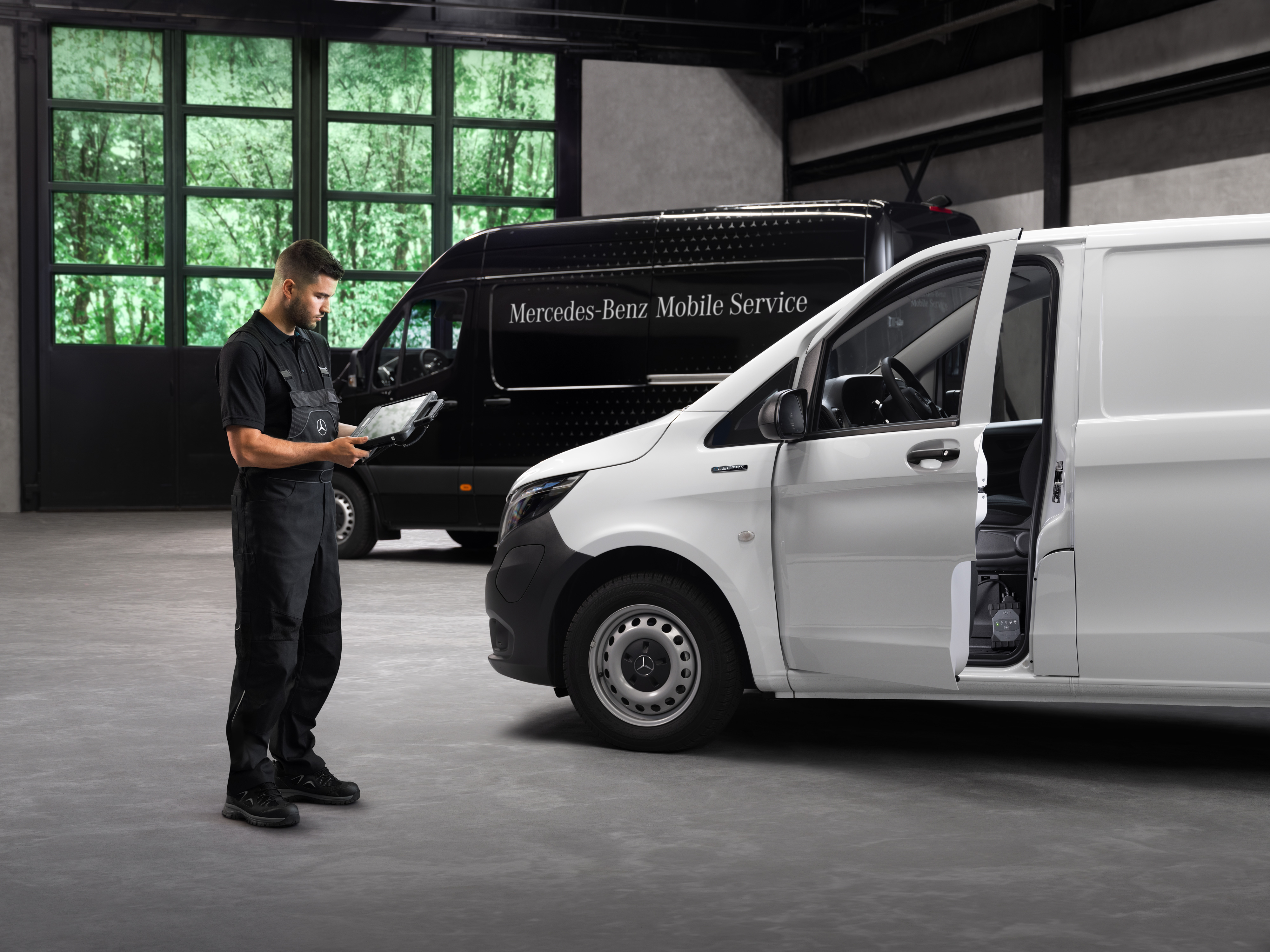 Mercedes-Benz | Mobile Service Egy technikus egy fehér Mercedes-Benz Vito-t ellenőriz a műhelyben.