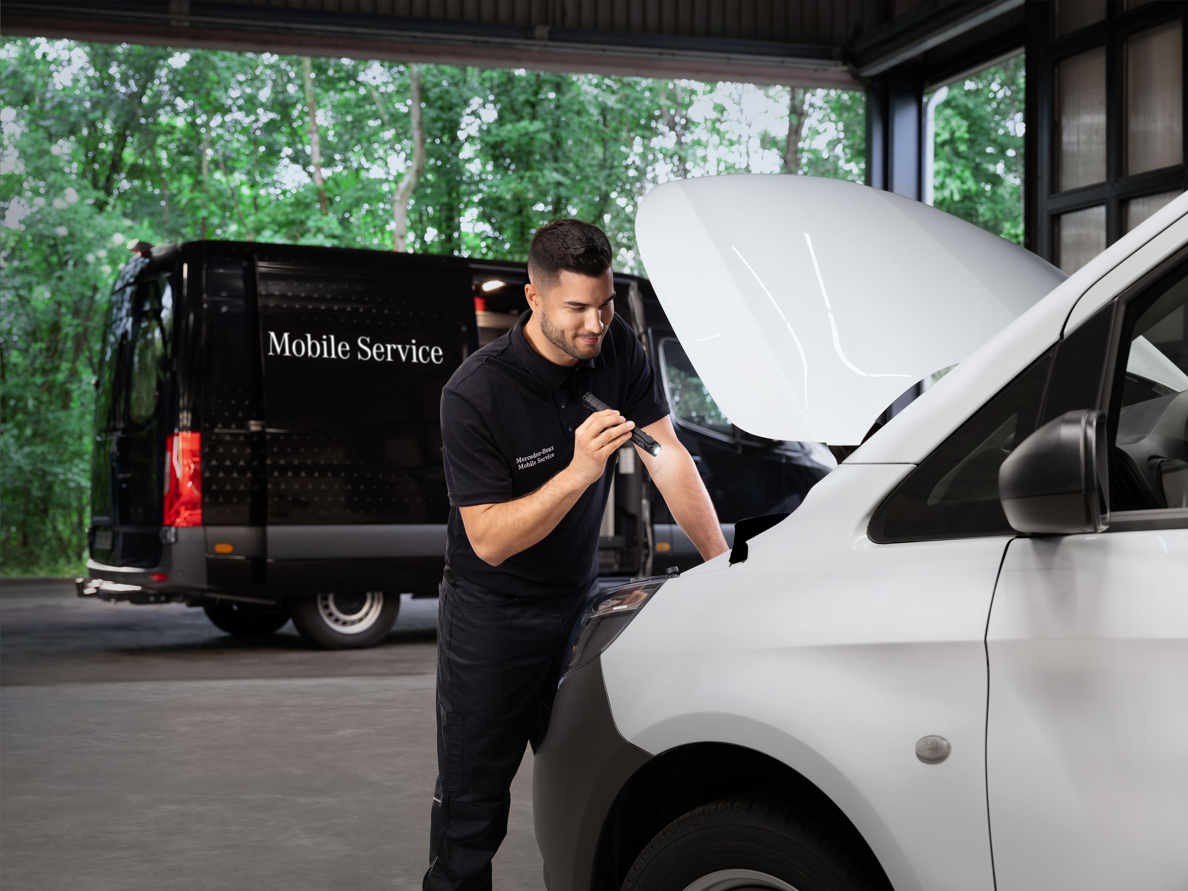 Mercedes-Benz | Karbantartás | Mobile Service Technikus vizsgálja egy fehér Mercedes-Benz kishaszongépjármű motorját.