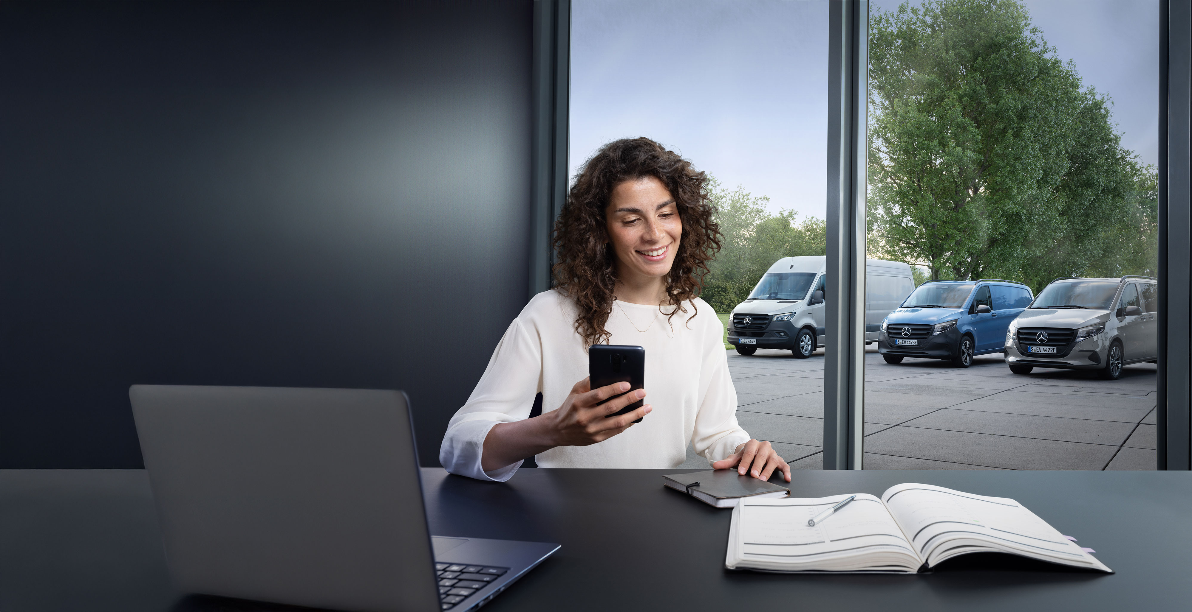 Mercedes-Benz | Javítás | Partner keresése Ügyfél telefonál Mercedes-Benz kishaszongépjárművek előtt.