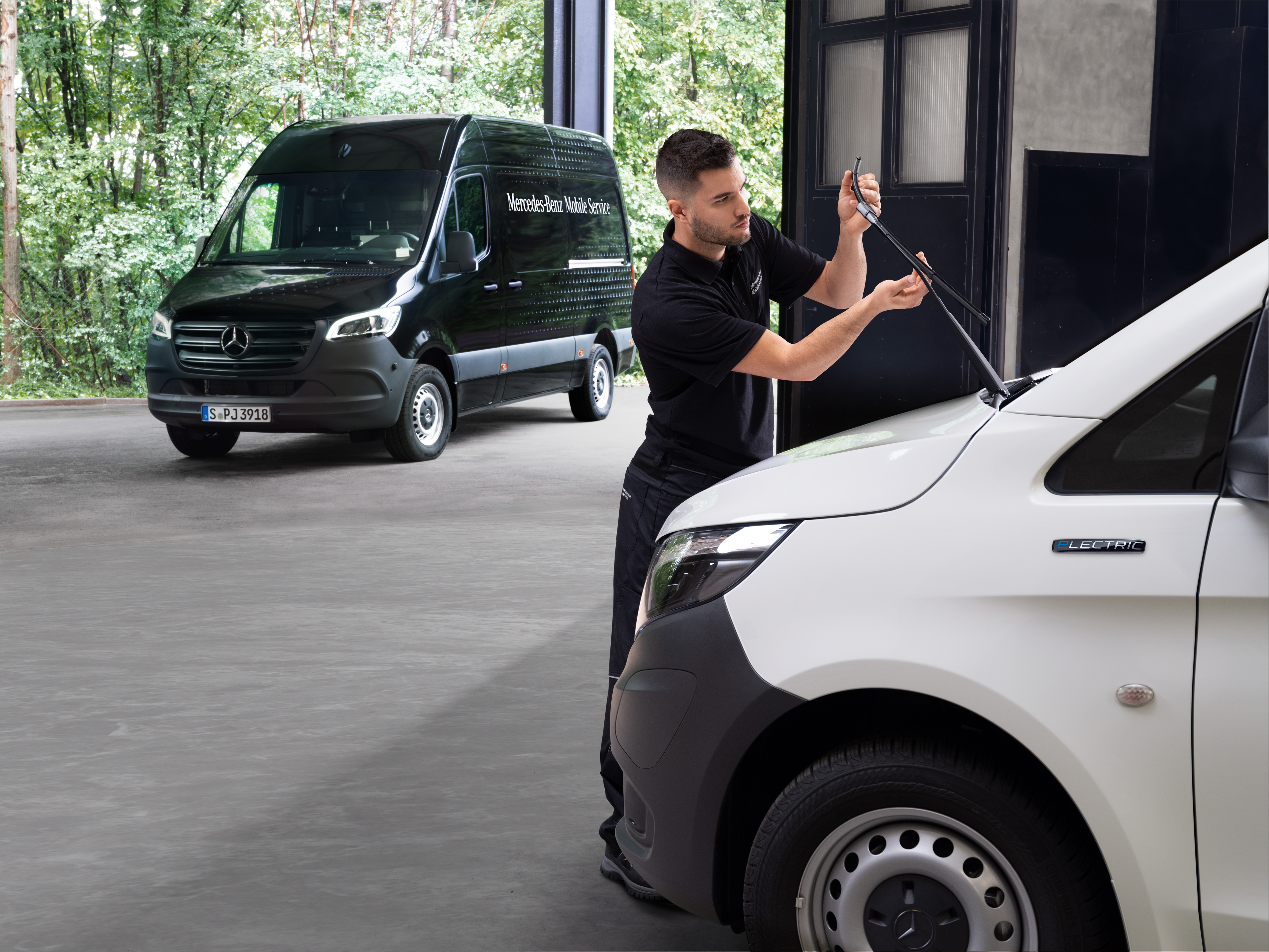 Mercedes-Benz | Mobile Service | Egyéb szolgáltatások Egy szerelő ablaktörlő lapátokat cserél egy fehér Mercedes-Benz Vito-n.