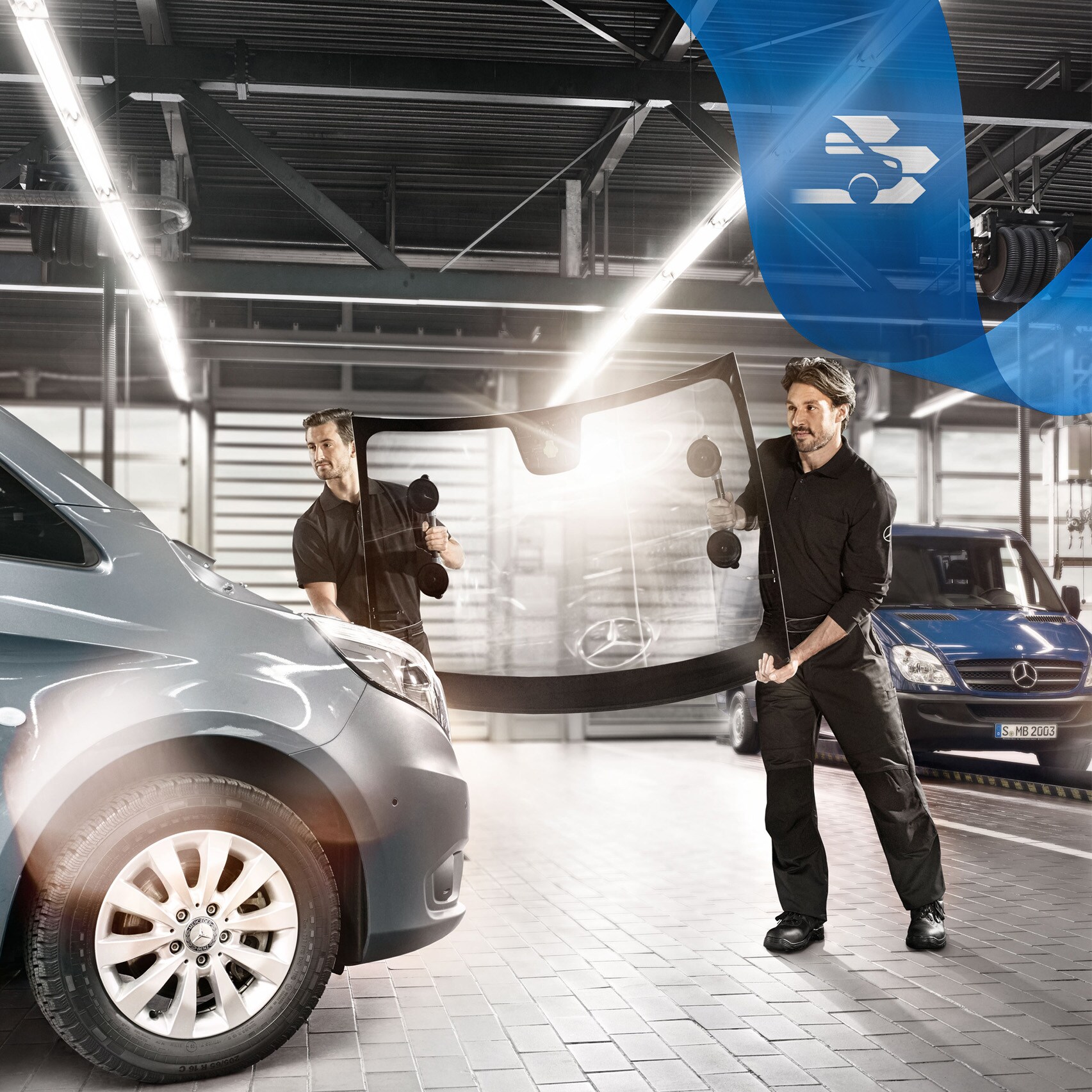 Új szélvédő beszerelése egy ezüstszürke Mercedes-Benz Vito-ba.