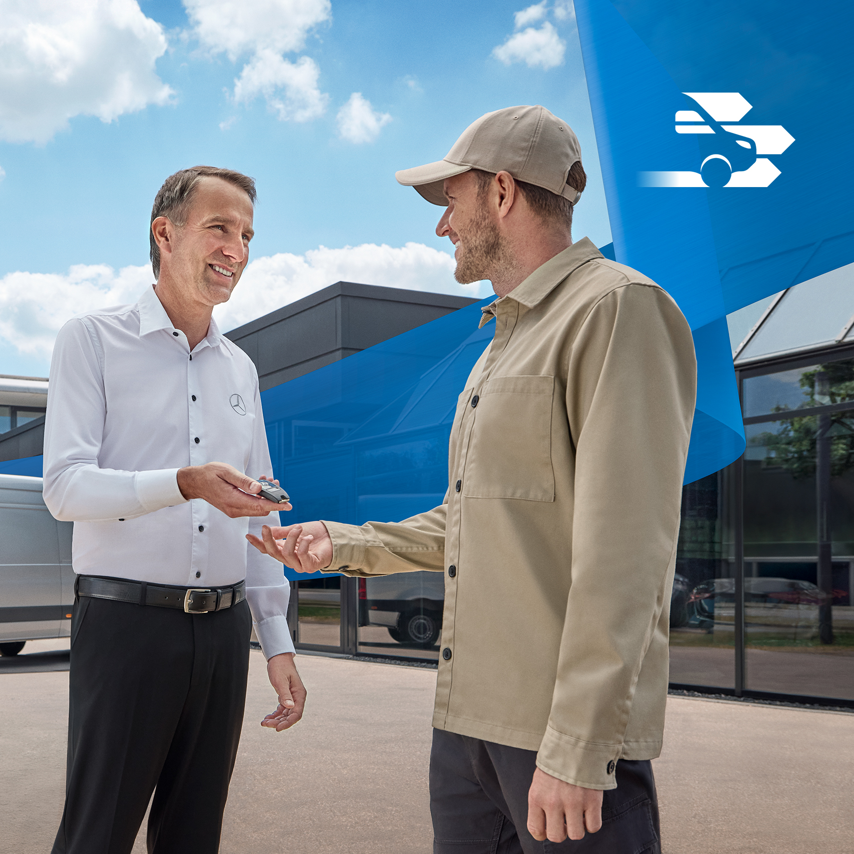 Mercedes-Benz | Kishaszongépjárművek szervizelése | Áttekintés Két férfi beszélget a Mercedes-Benz mobilitási szolgáltatásáról.