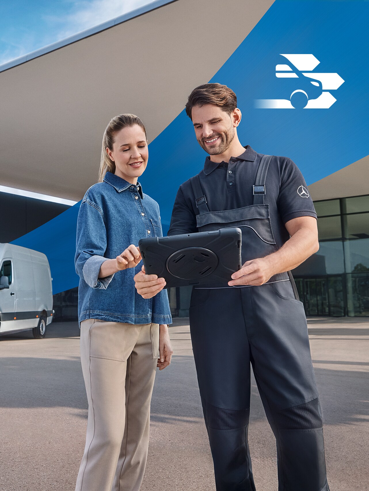 Két ember egy márkakereskedés előtt.