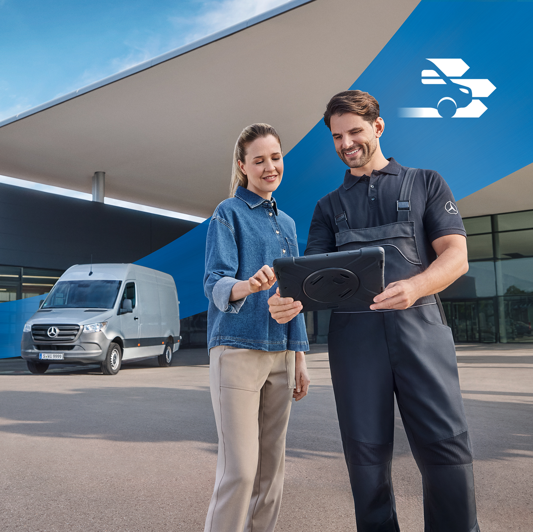 Mercedes-Benz | Kishaszongépjárművek karbantartása Két ember egy márkakereskedés előtt.