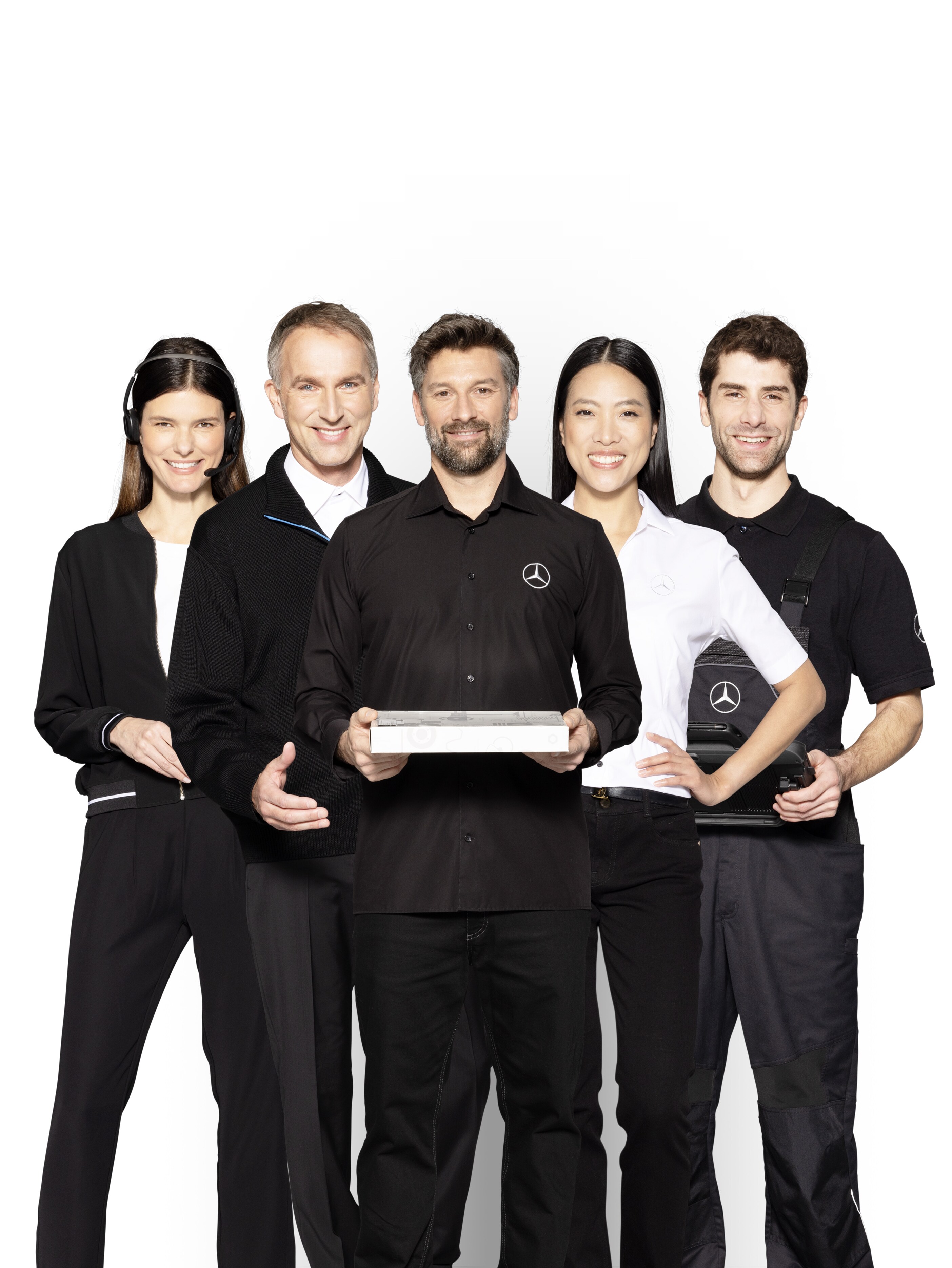 Öt Mercedes-Benz dolgozó.