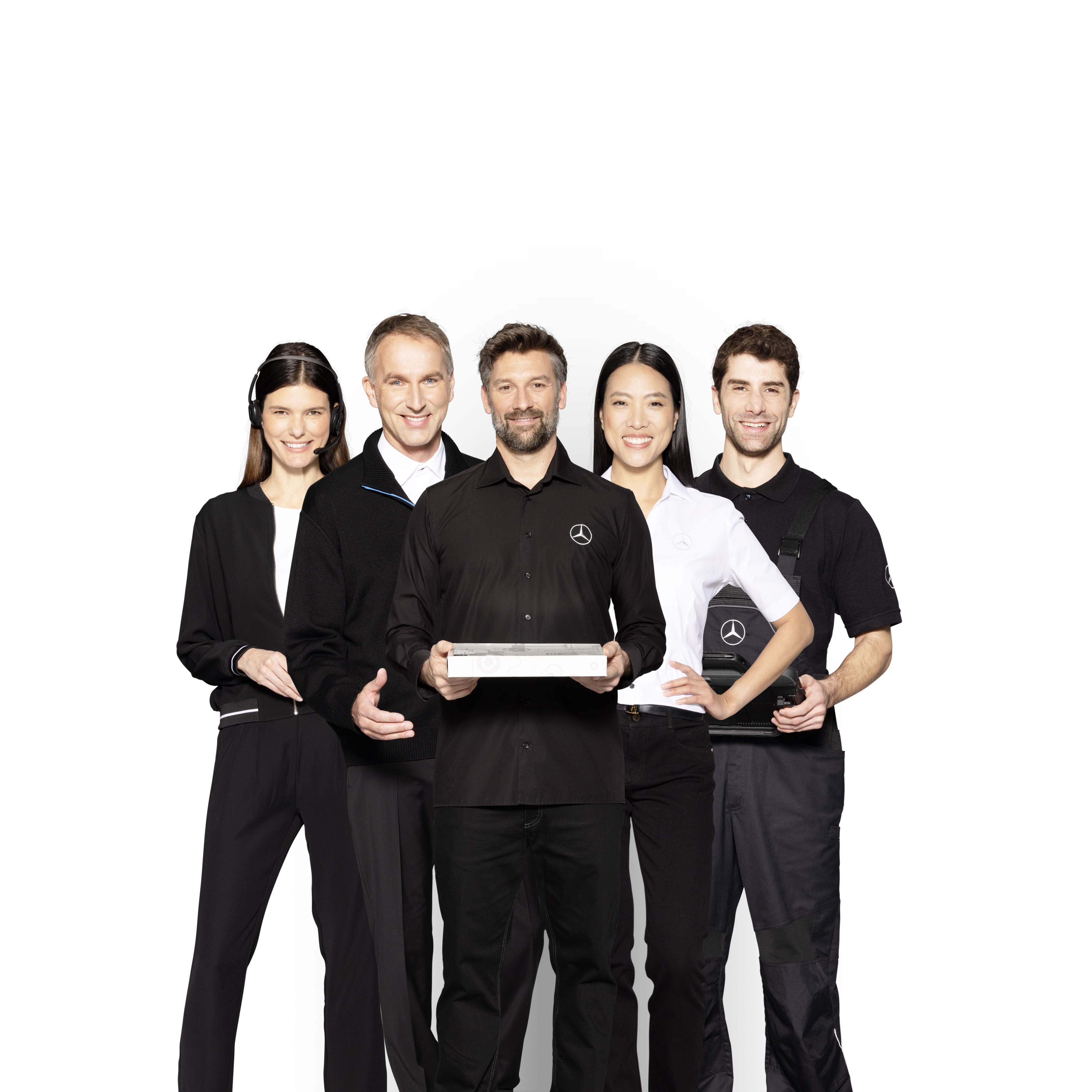 Mercedes-Benz | Kishaszongépjárművek karbantartása Öt Mercedes-Benz dolgozó.