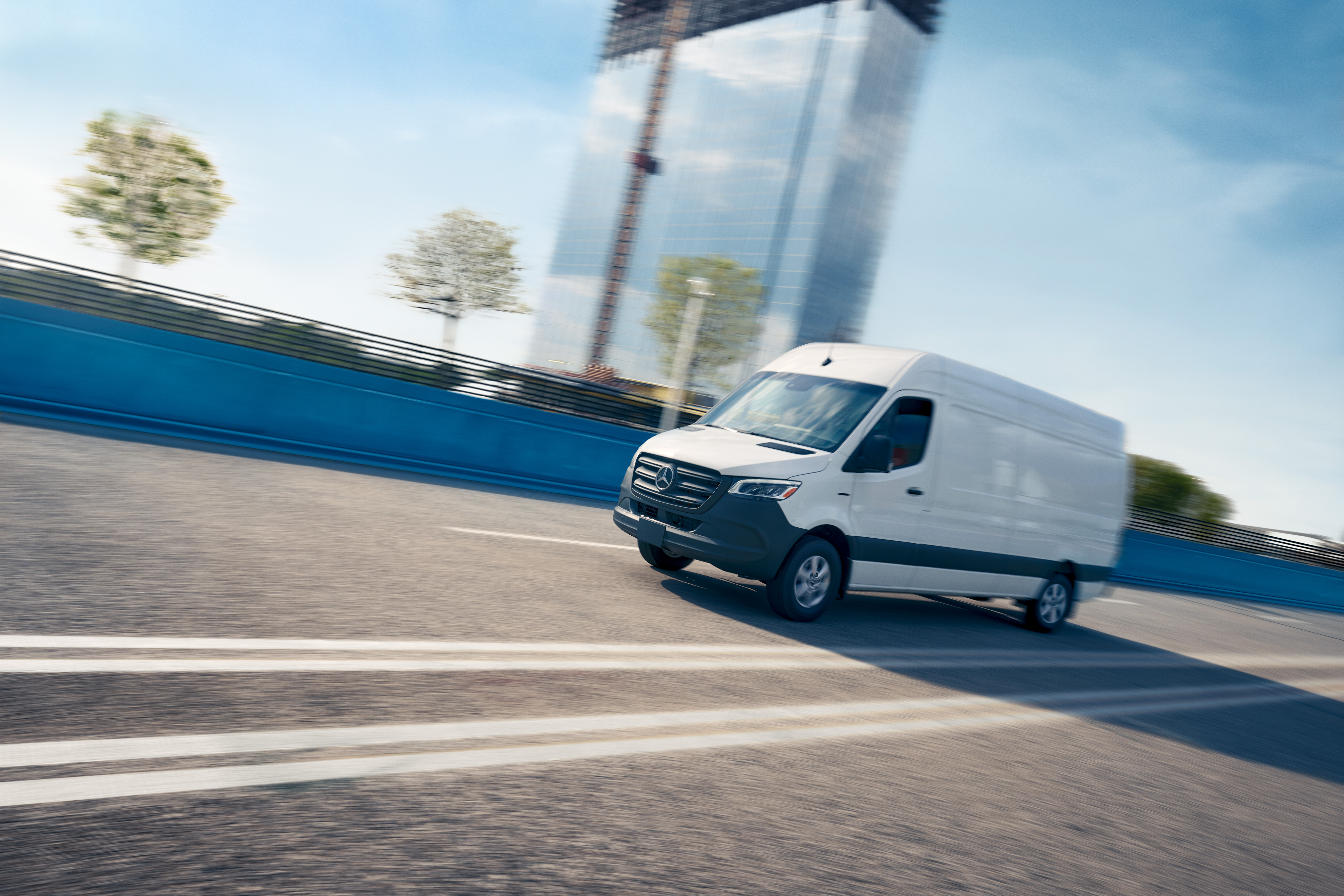 Mercedes-Benz | Kishaszongépjármű technológia | OSA Fehér kishaszonjármű halad az úton, reklámozva a Mercedes-Benz Service App alkalmazást, amely online időpontfoglalást tesz lehetővé.