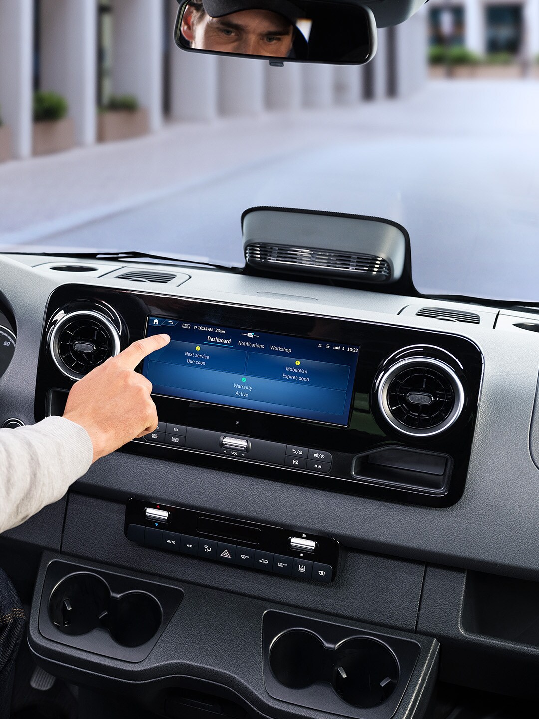 A járművezető a szervizalkalmazást használja a jármű kijelzőjén a jármű adatainak és a szervizlehetőségeknek az ellenőrzésére.