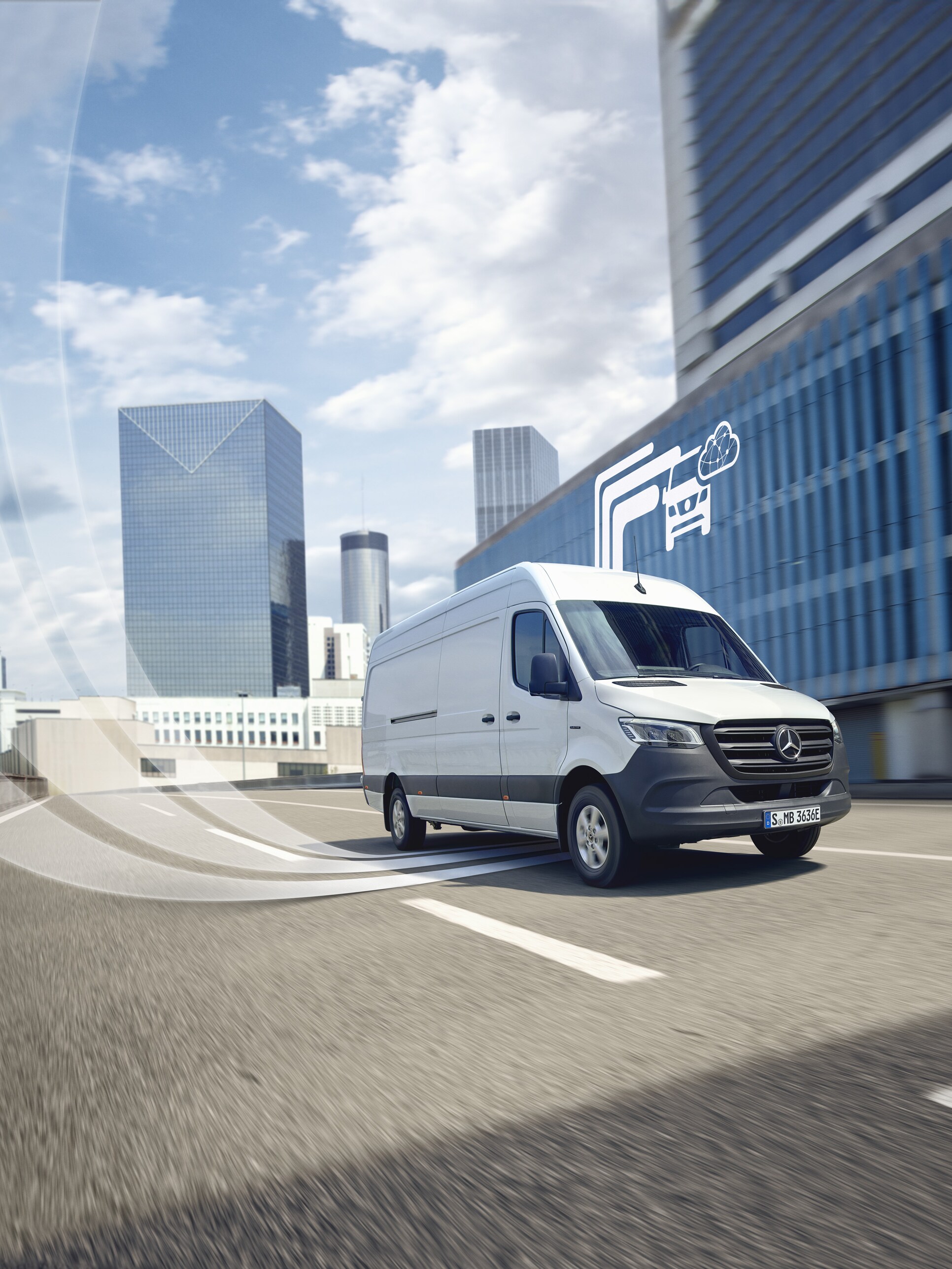 Fehér Mercedes-Benz kishaszongépjármű halad a városban, a háttérben a Mercedes-Benz technológia digitális szimbóluma.