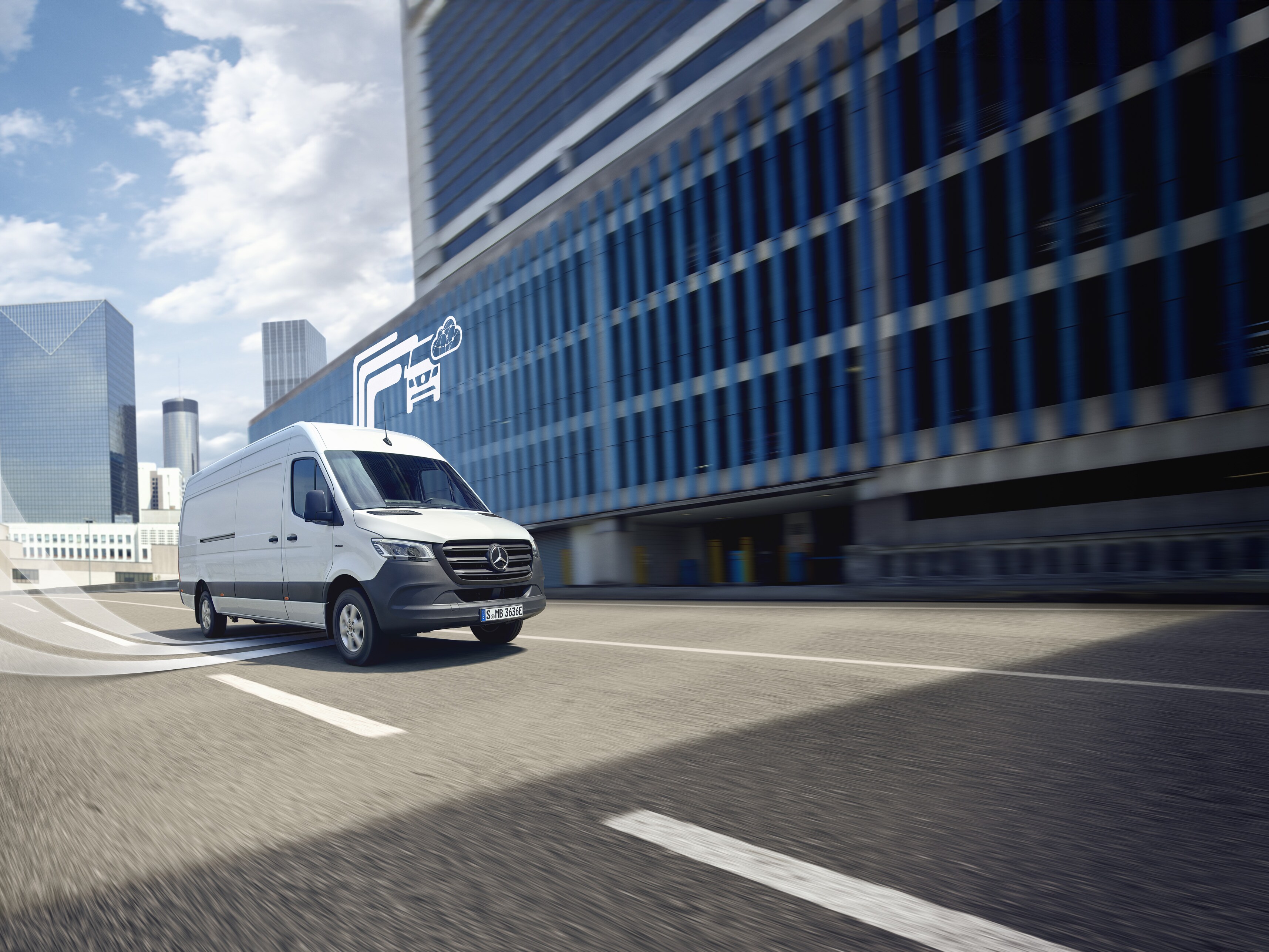 Mercedes-Benz transzporter a városban, hálózatba kötve a Mercedes-Benz optimális üzemideje és a járműfelügyelet érdekében.