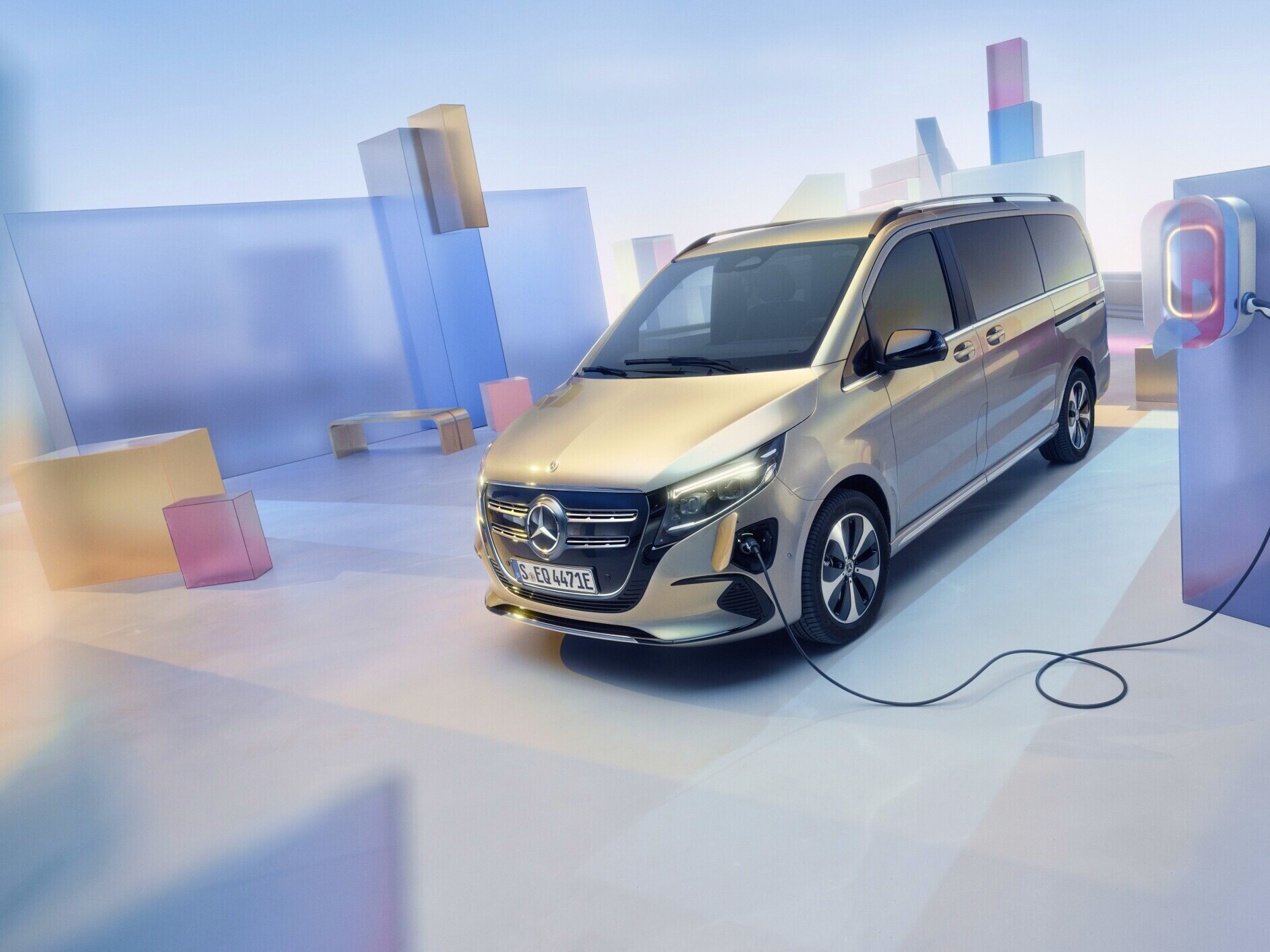 A Mercedes-Benz EQV egy töltőállomáson.