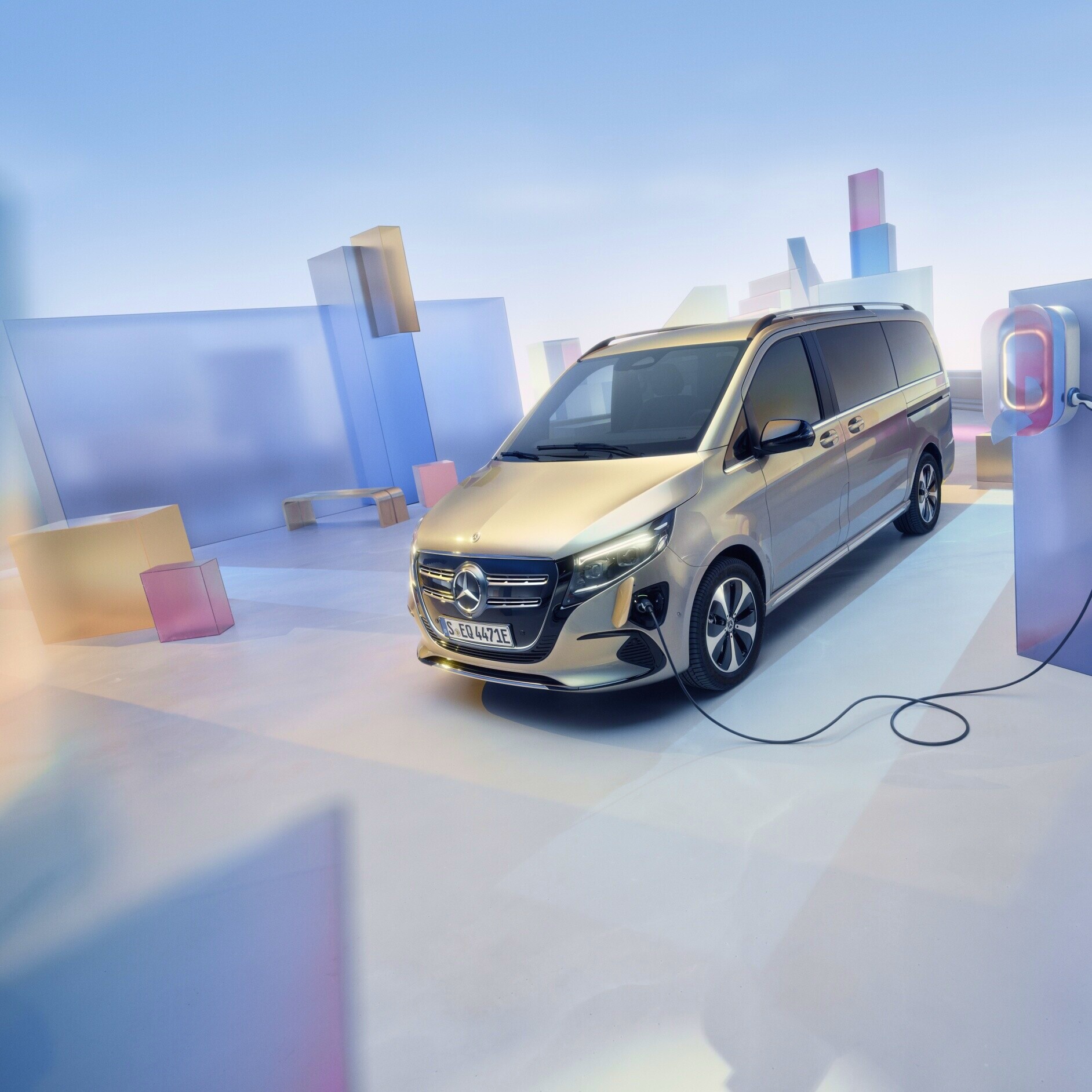 Modelláttekintés | EQV | Mercedes-Benz A Mercedes-Benz EQV egy töltőállomáson.