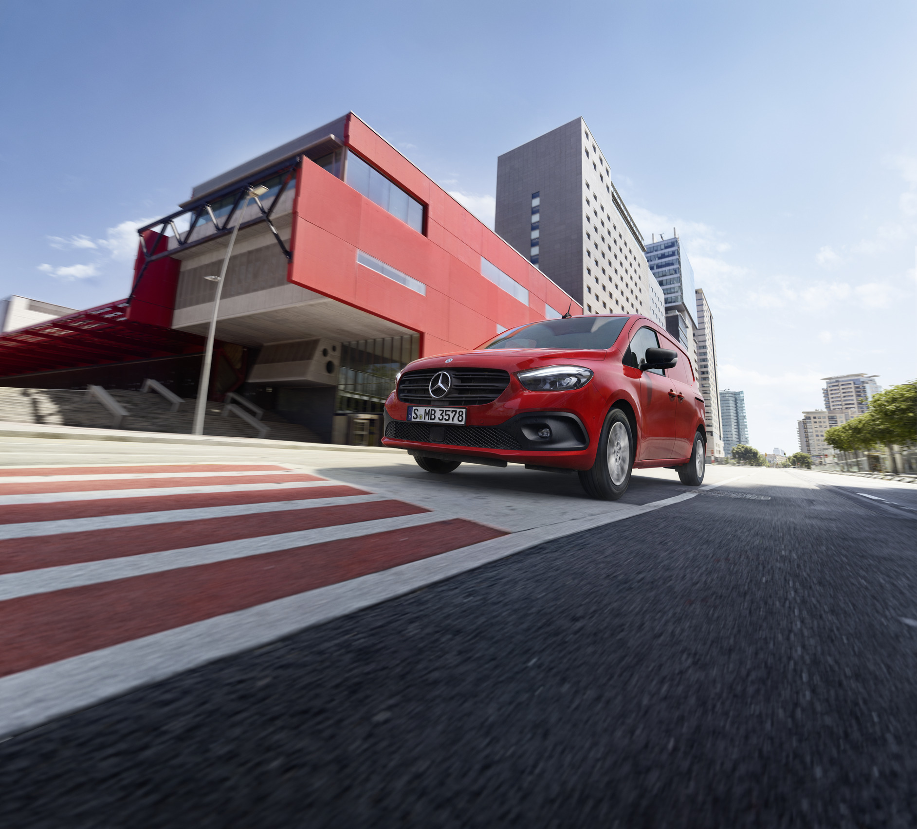 Citan | Mercedes-Benz A Citan zárt áruszállító az utcán halad.