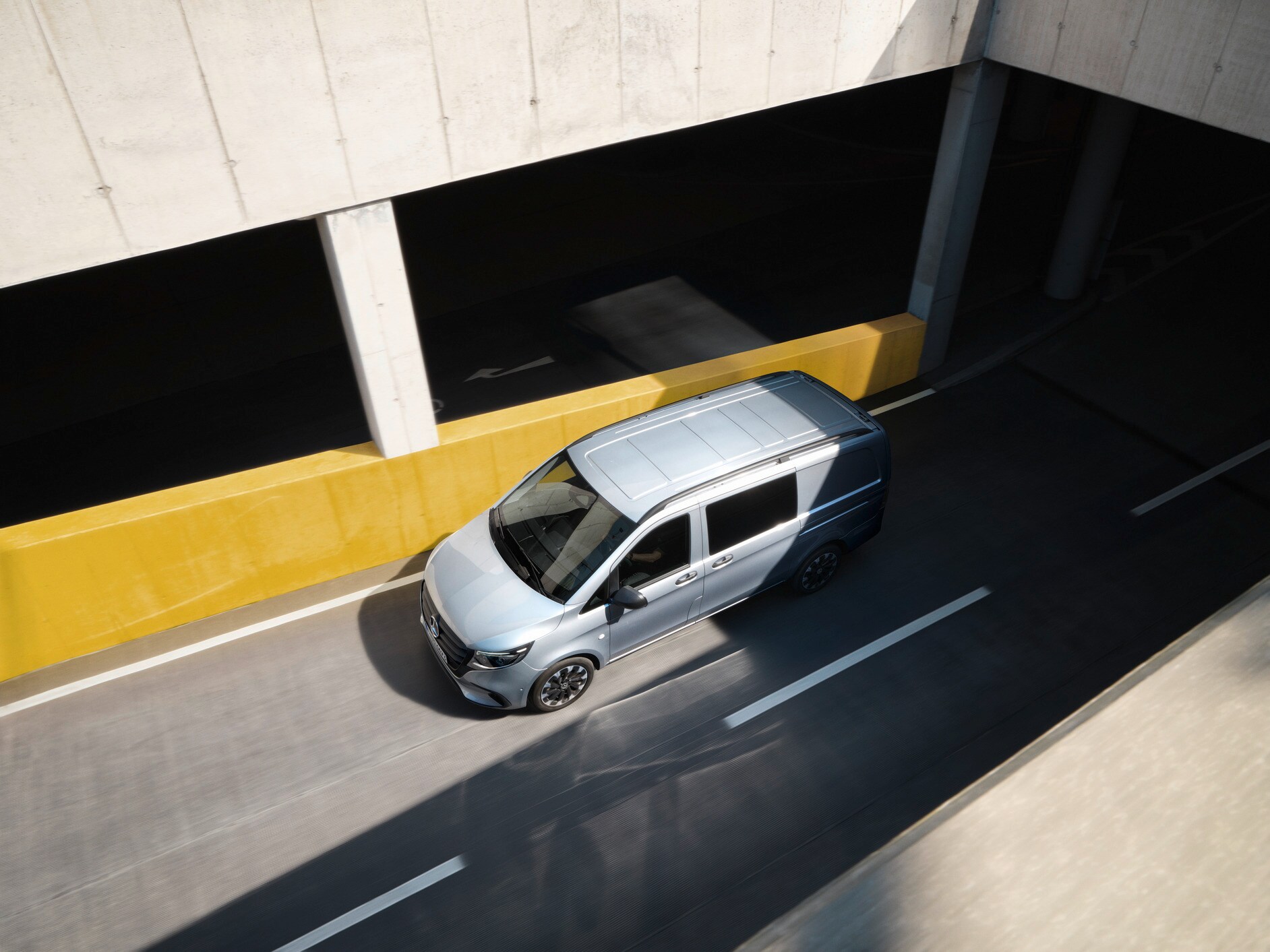 A Mercedes-Benz Vito Mixto felhajt egy felhajtón.