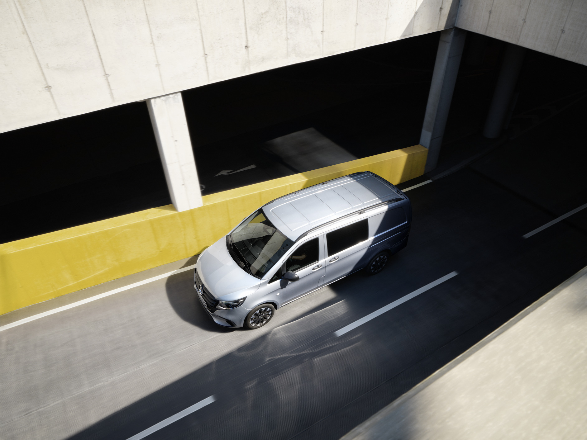 Vito Mixto | Mercedes-Benz A Mercedes-Benz Vito Mixto felhajt egy felhajtón.