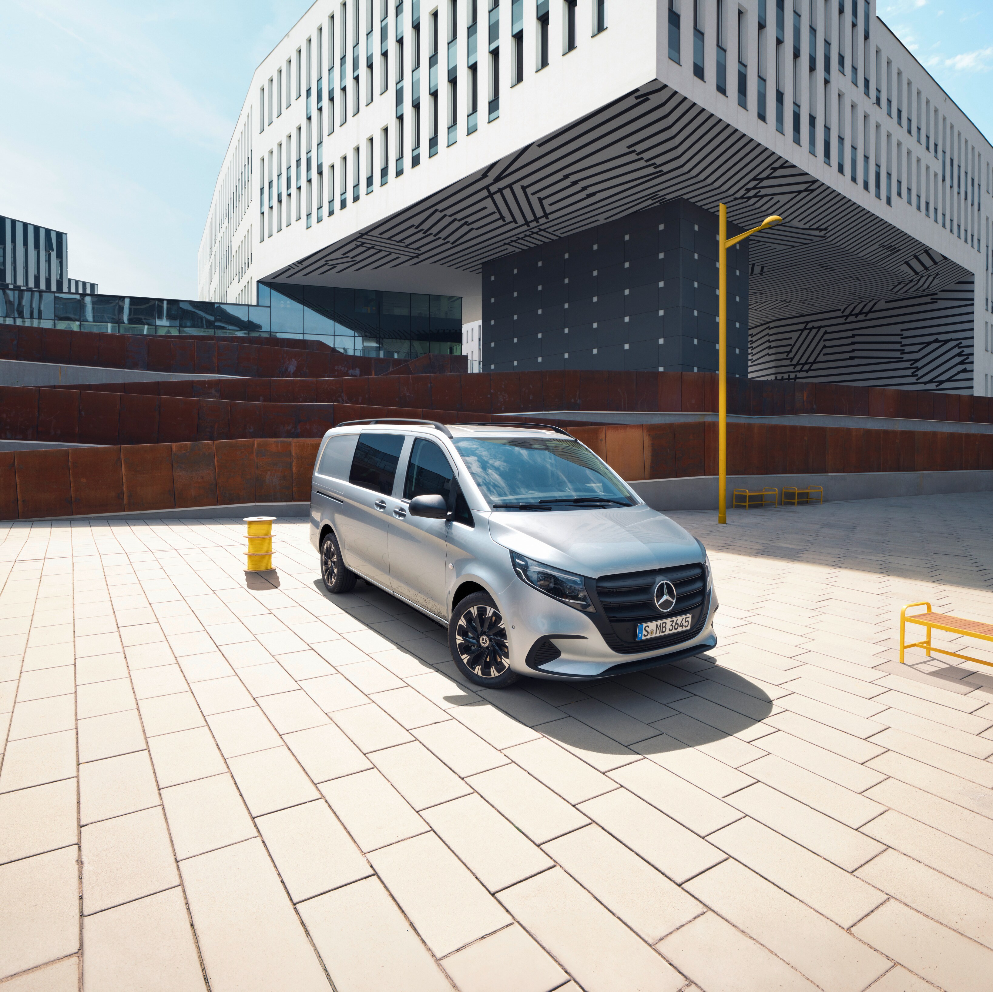 A Mercedes-Benz Vito Mixto egy parkolóházban áll.