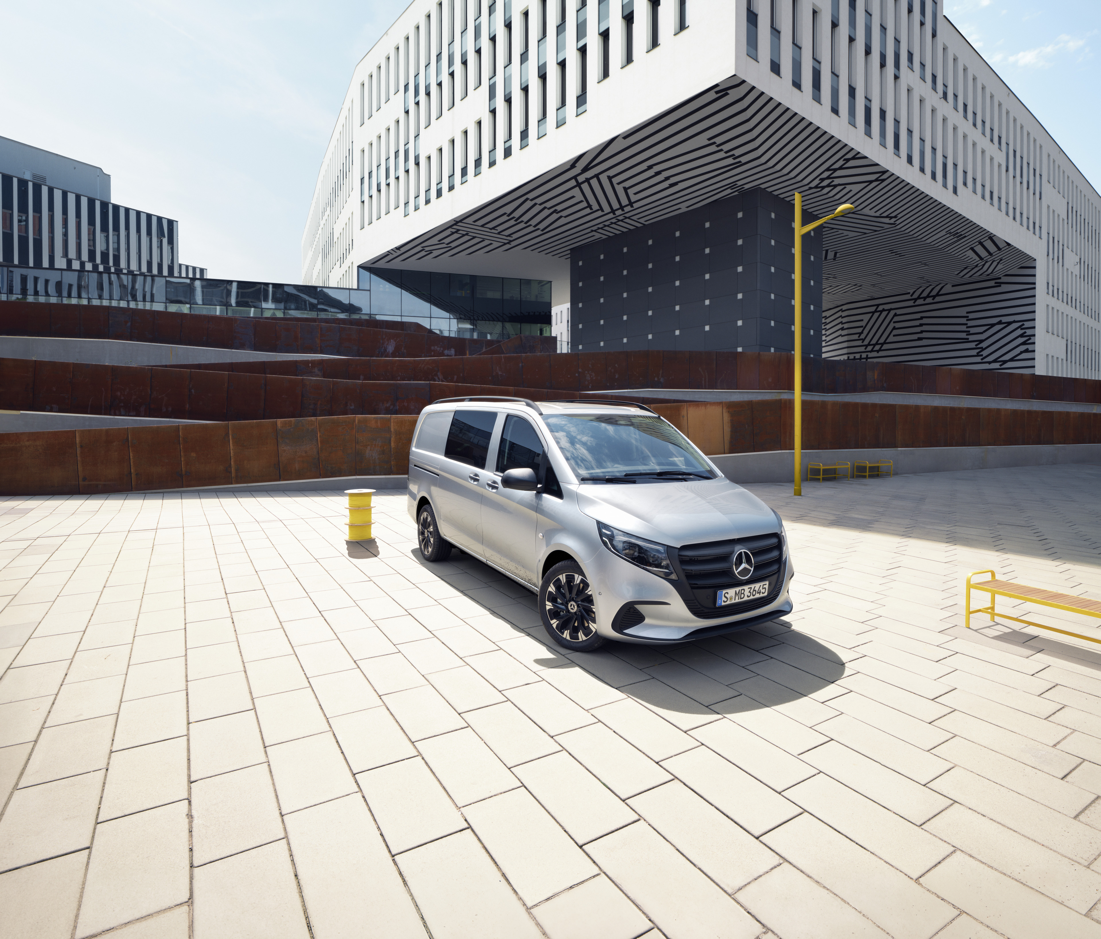 Vito Mixto | Mercedes-Benz A Mercedes-Benz Vito Mixto egy parkolóházban áll.