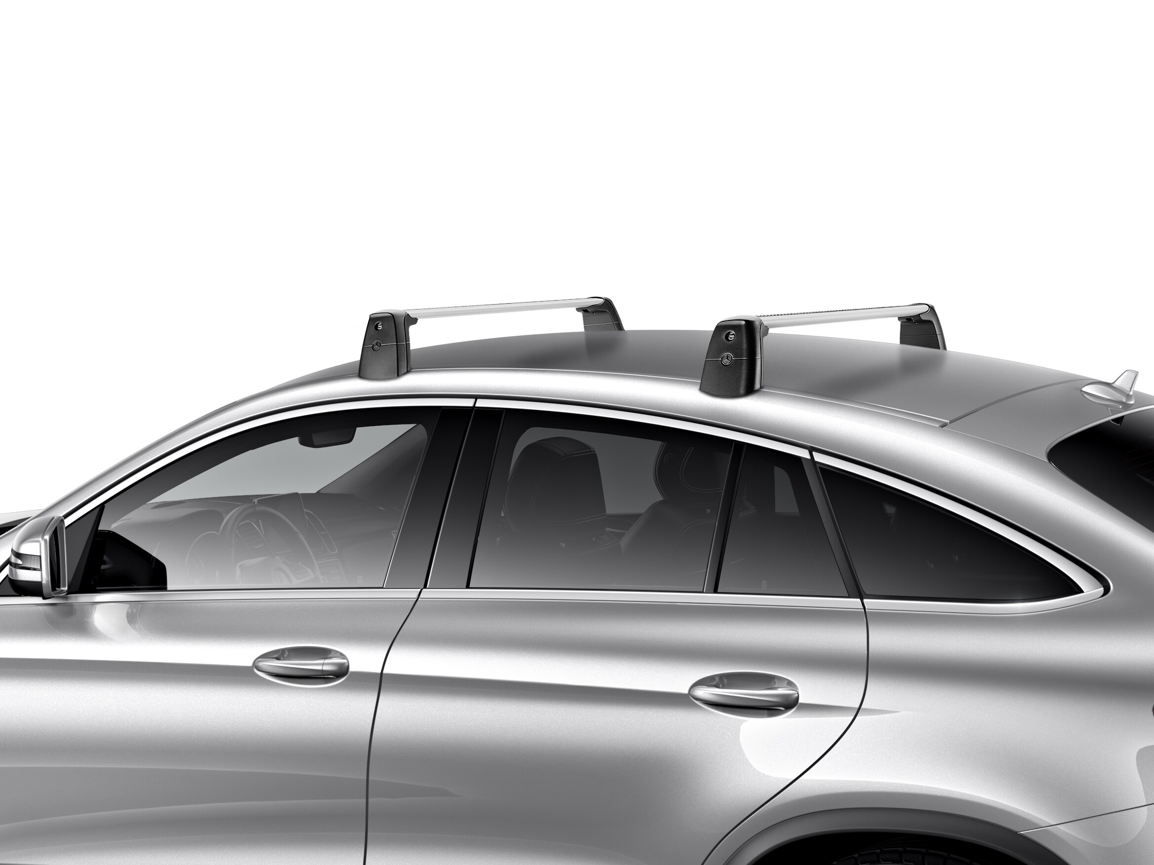 Belki dachowe zamontowane na dachu srebrnego Mercedesa z plakietką -15%.