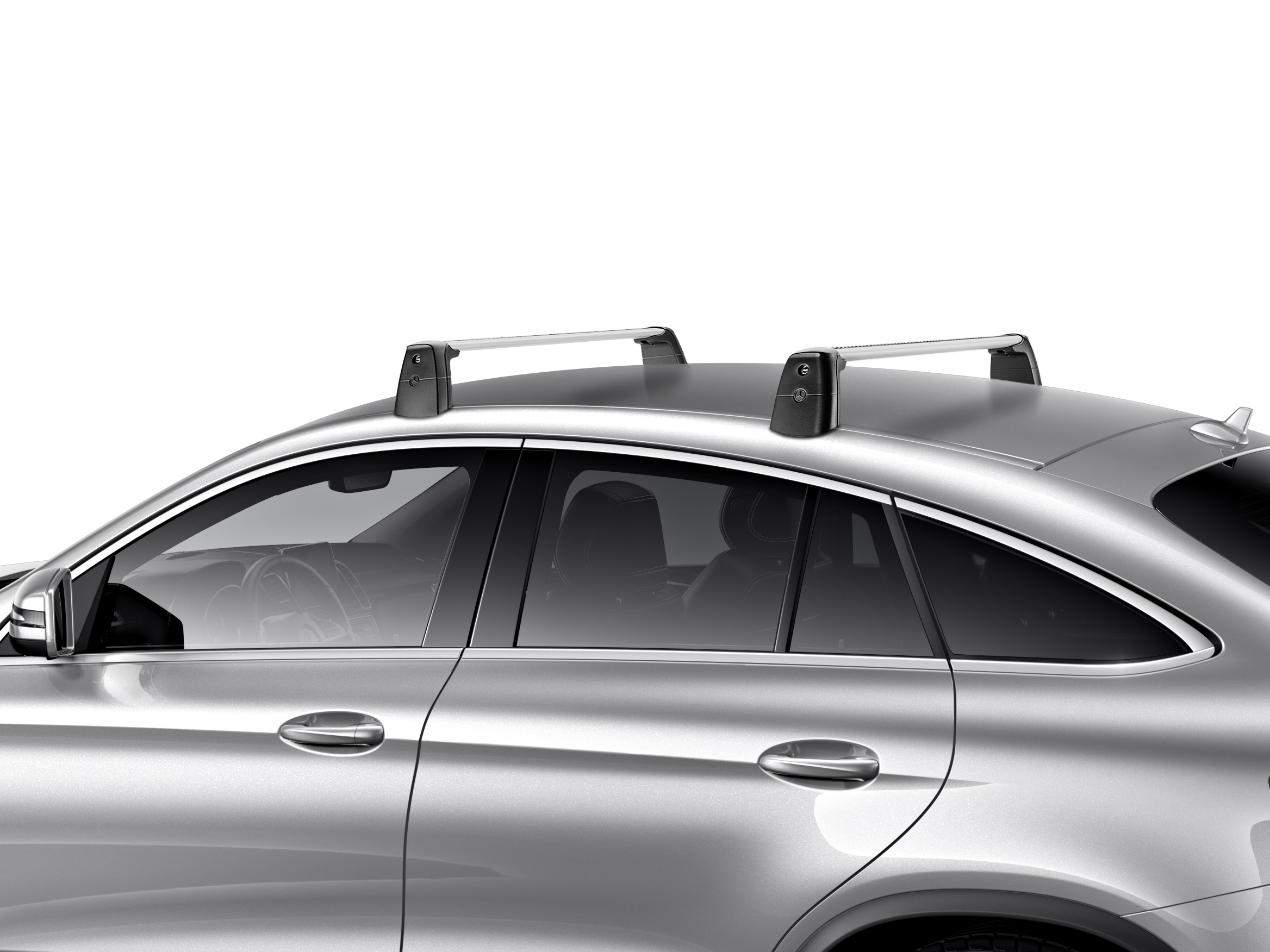 Stylowe bagażniki bazowe | Mercedes-Benz Belki dachowe zamontowane na dachu srebrnego Mercedesa z plakietką -15%.