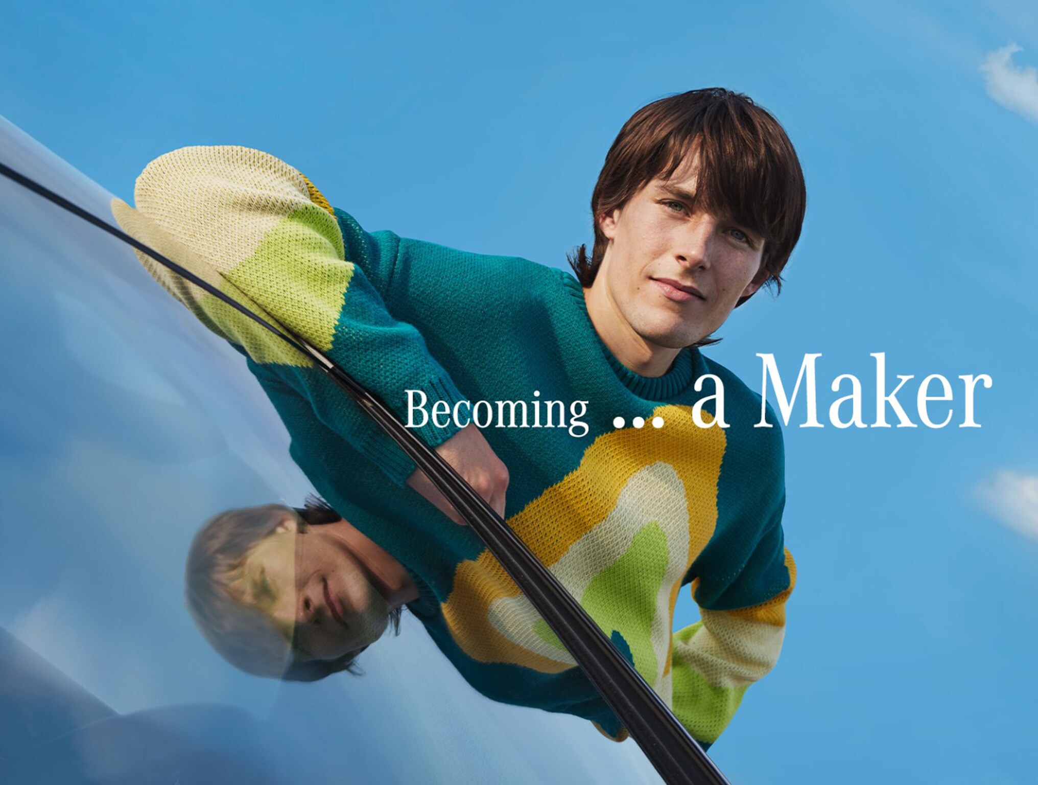 A fiatalember a kamerába néz, mögötte kék ég, a fotón Becoming ... a Maker felirat.
